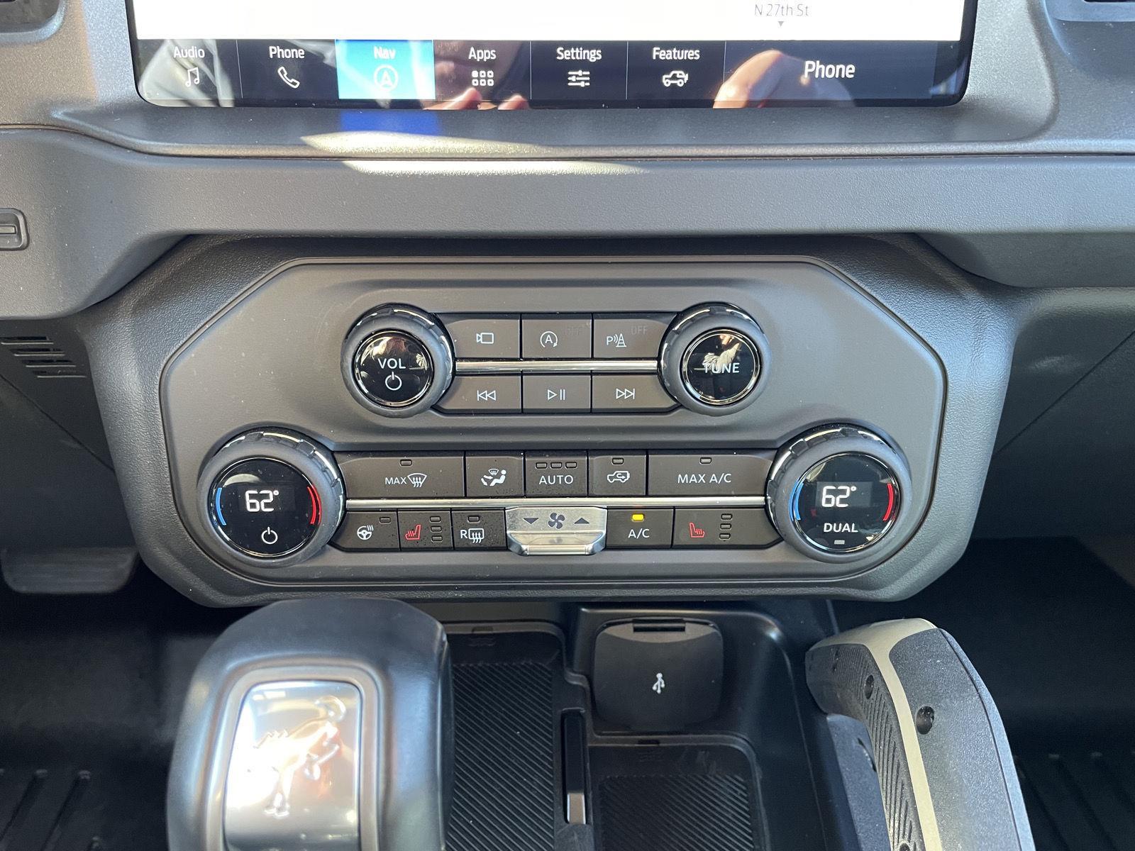 Vehicle photo 27