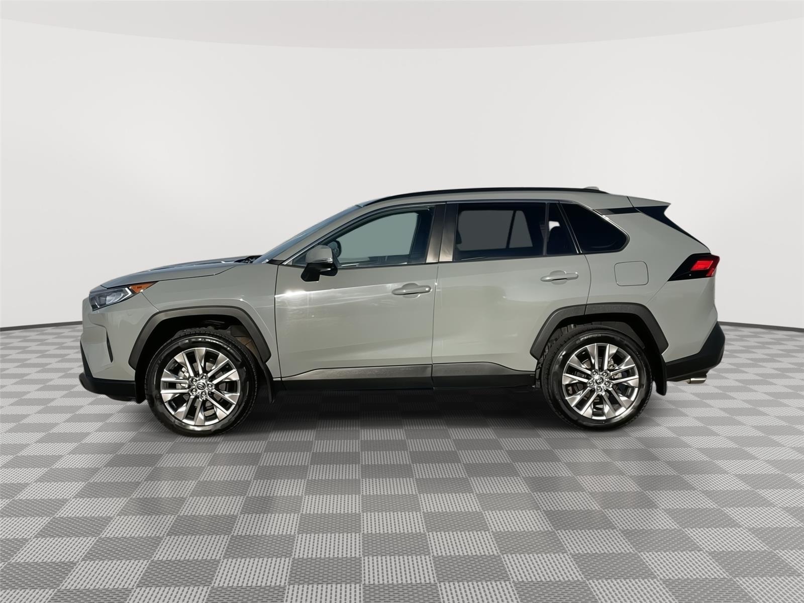 Vehicle photo 2