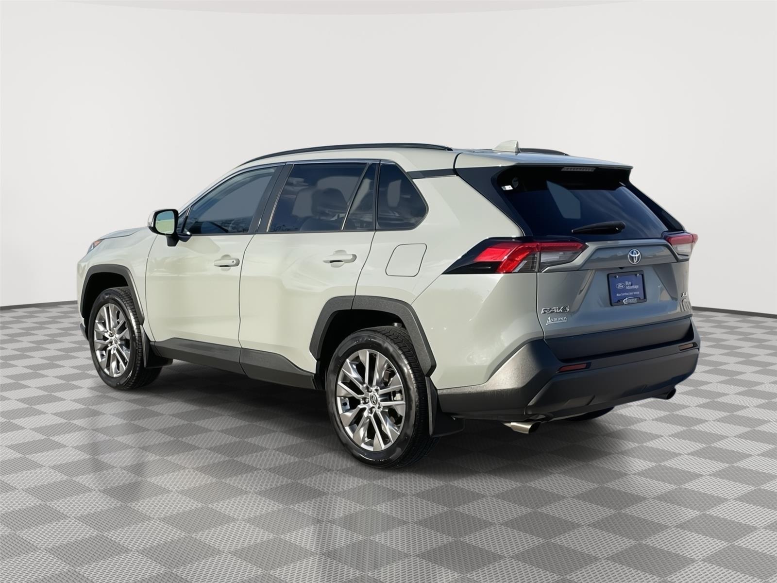 Vehicle photo 9