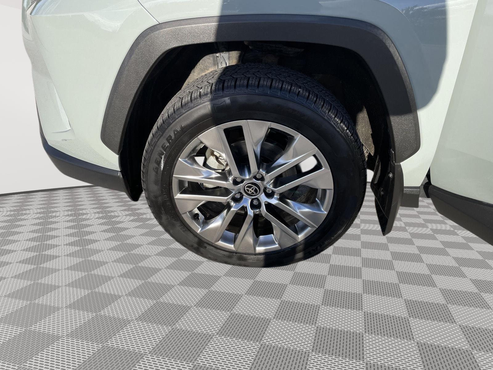 Vehicle photo 10