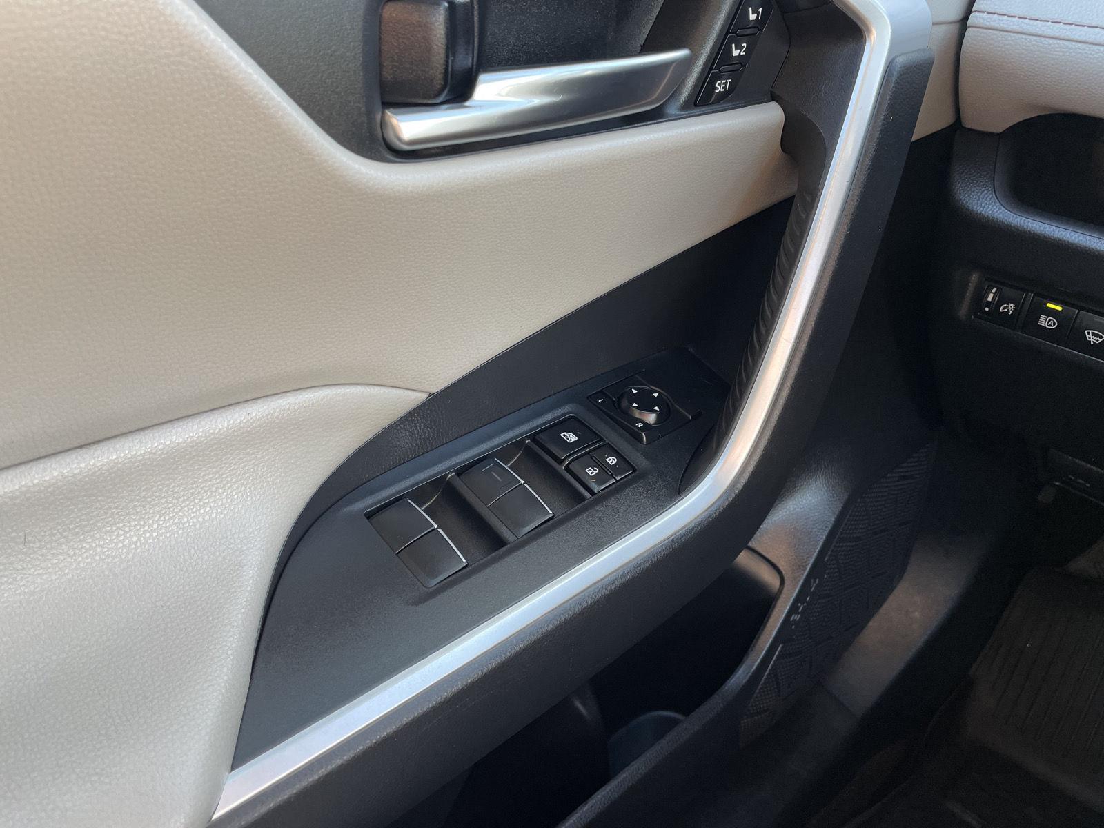 Vehicle photo 28