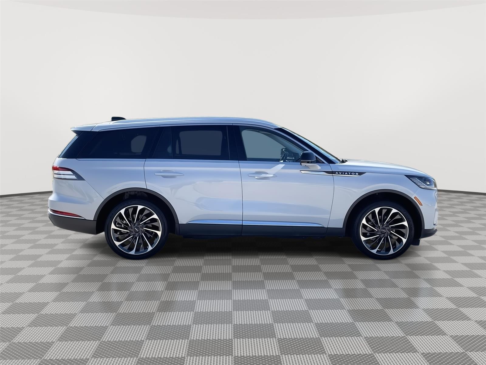 Vehicle photo 6
