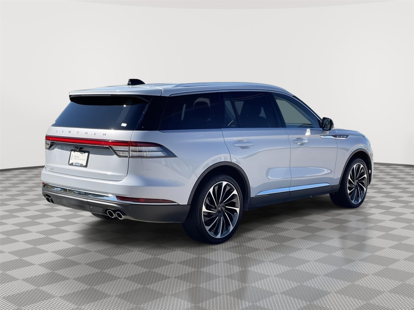 Vehicle photo 7