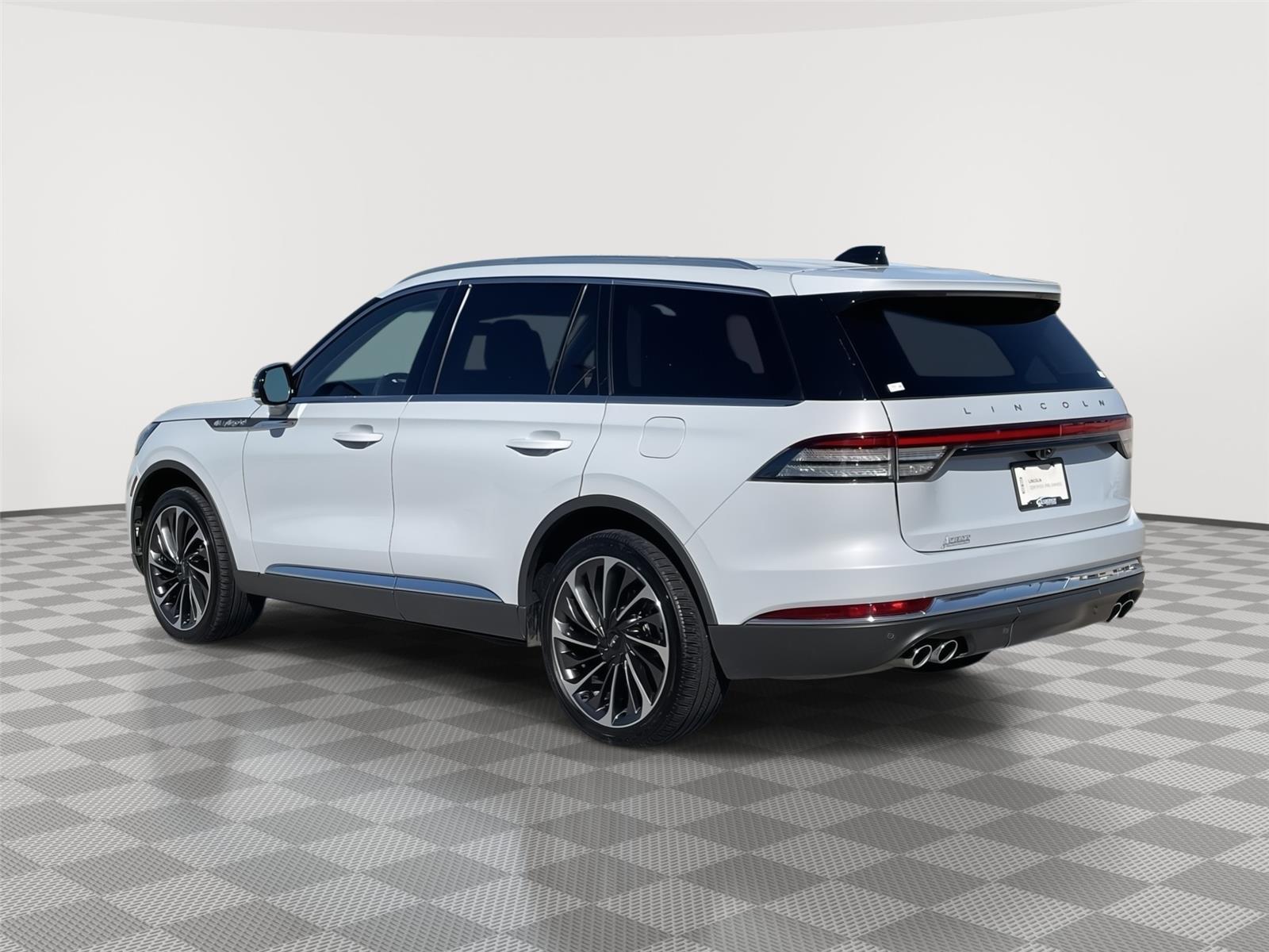 Vehicle photo 9