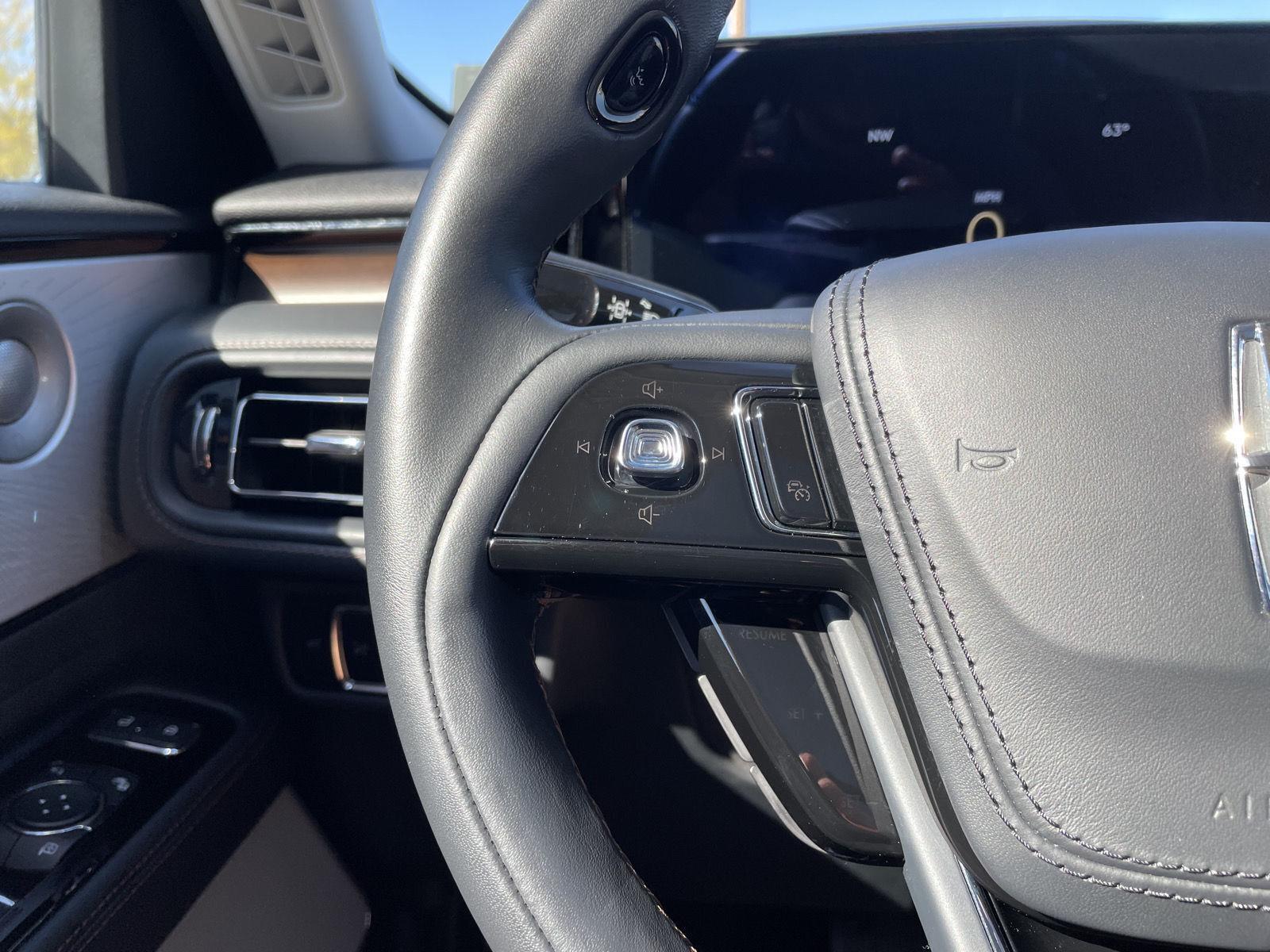 Vehicle photo 12
