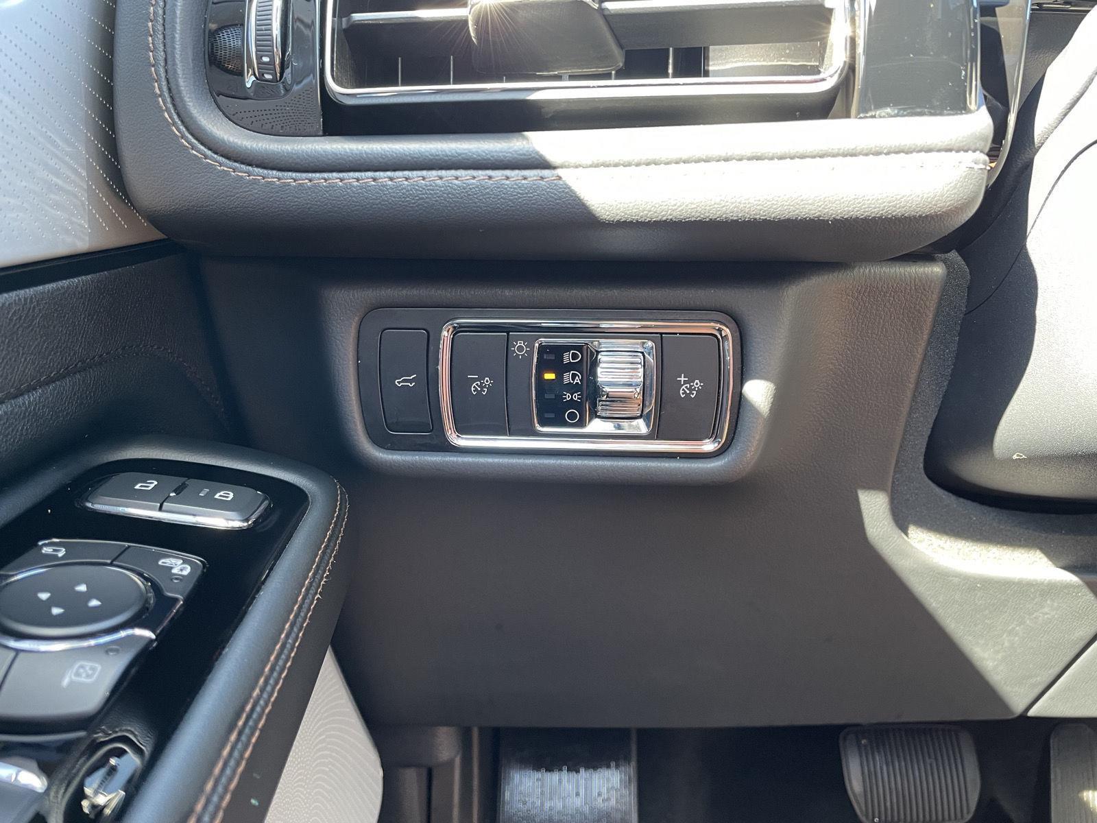 Vehicle photo 15