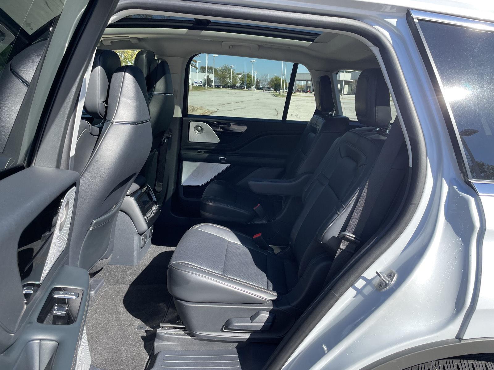 Vehicle photo 19