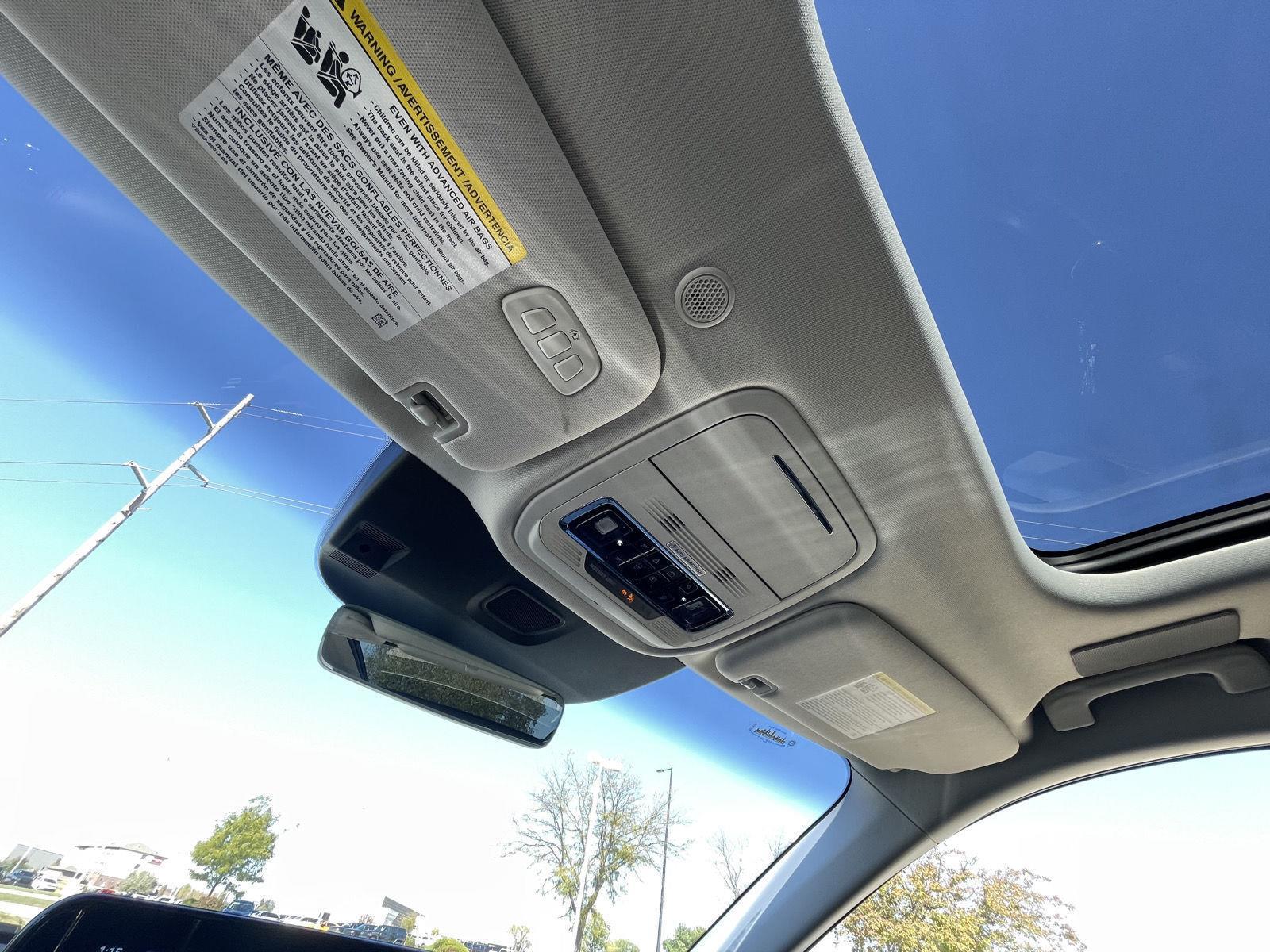 Vehicle photo 23