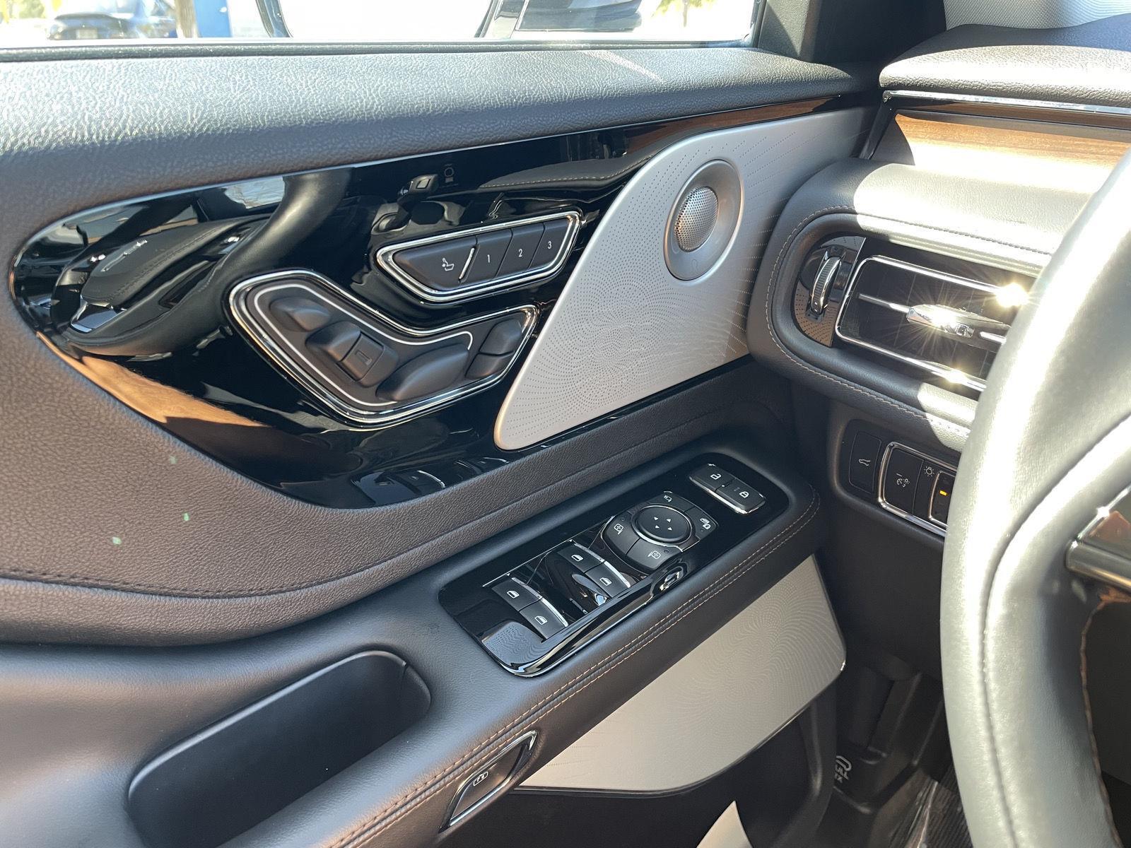 Vehicle photo 34
