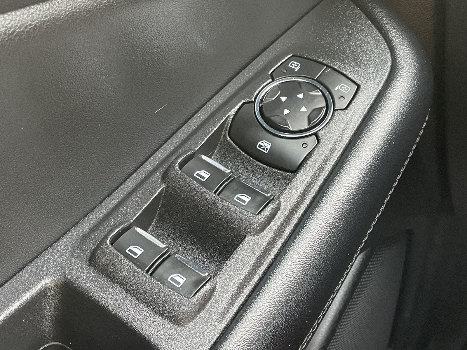 Vehicle photo 17