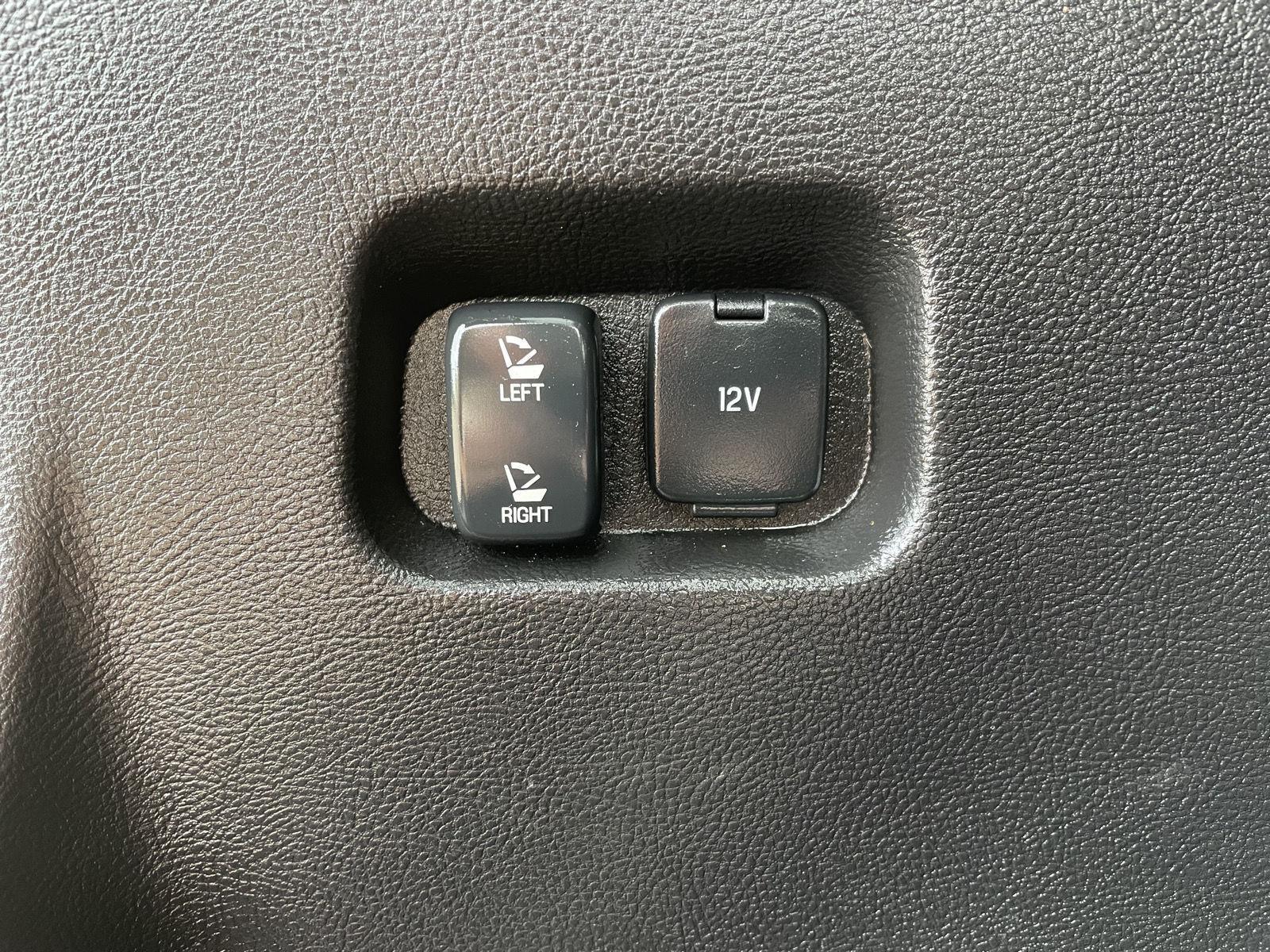 Vehicle photo 37