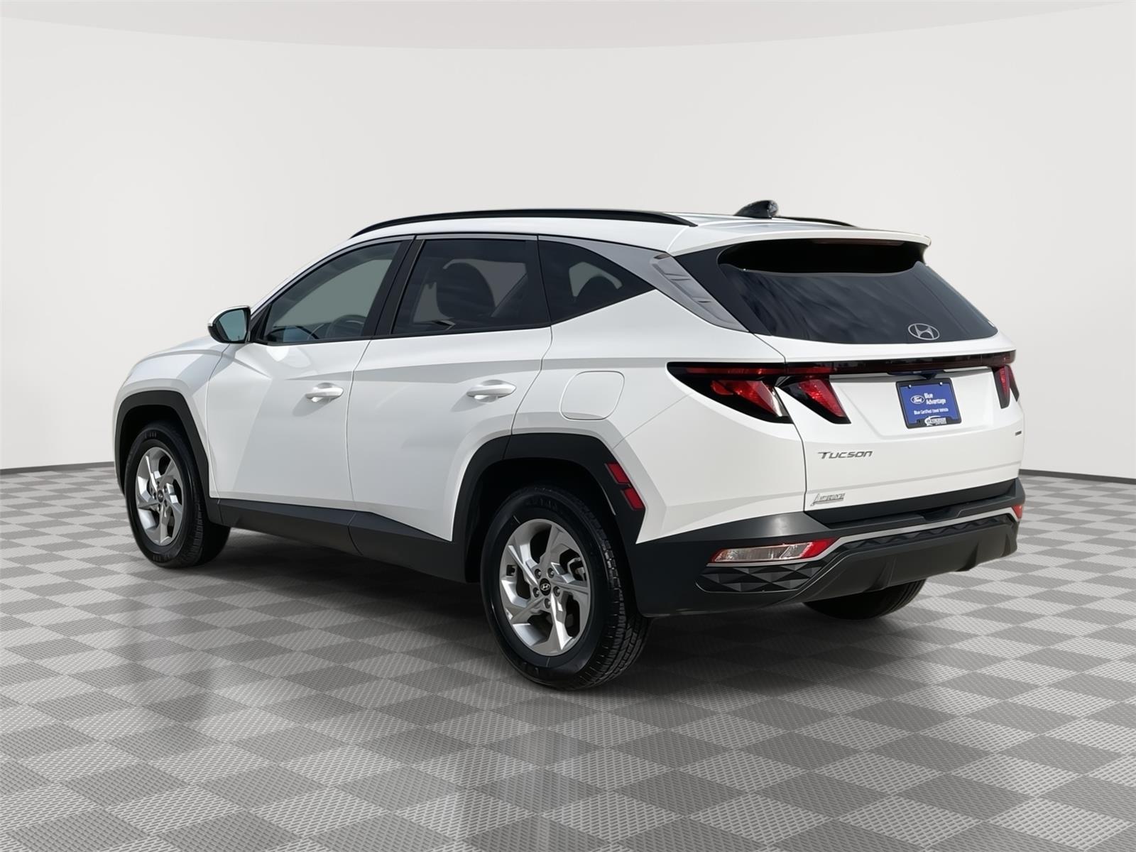 Vehicle photo 9