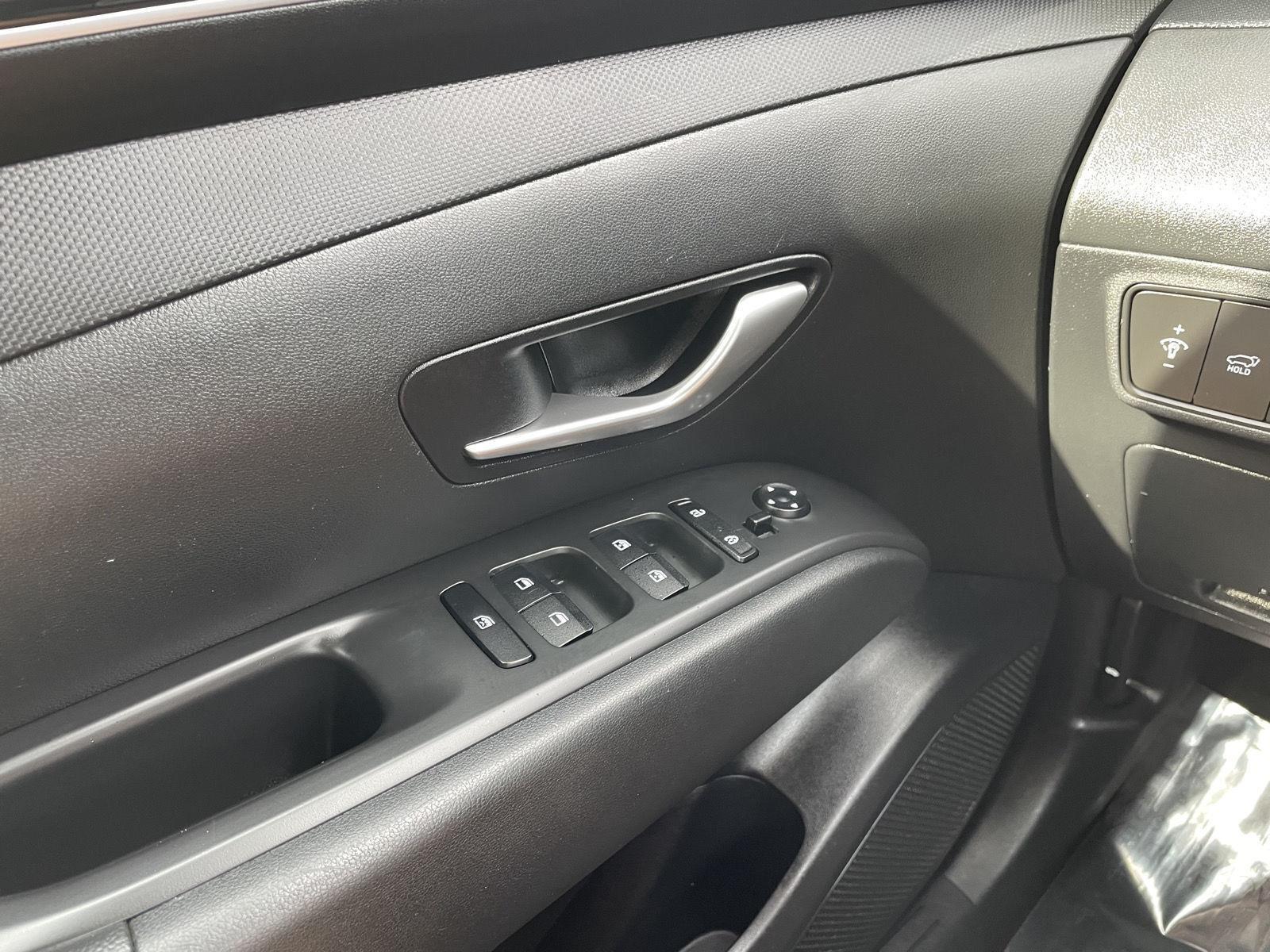 Vehicle photo 28