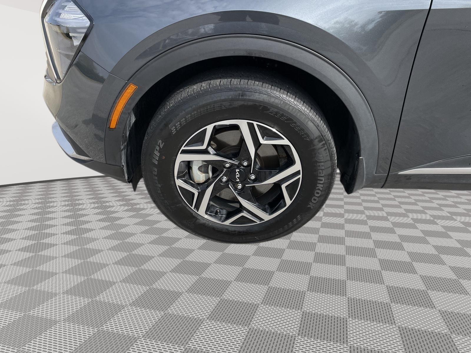 Vehicle photo 10