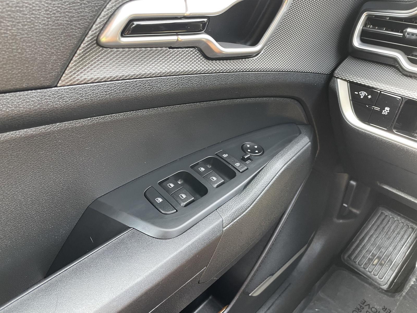 Vehicle photo 27