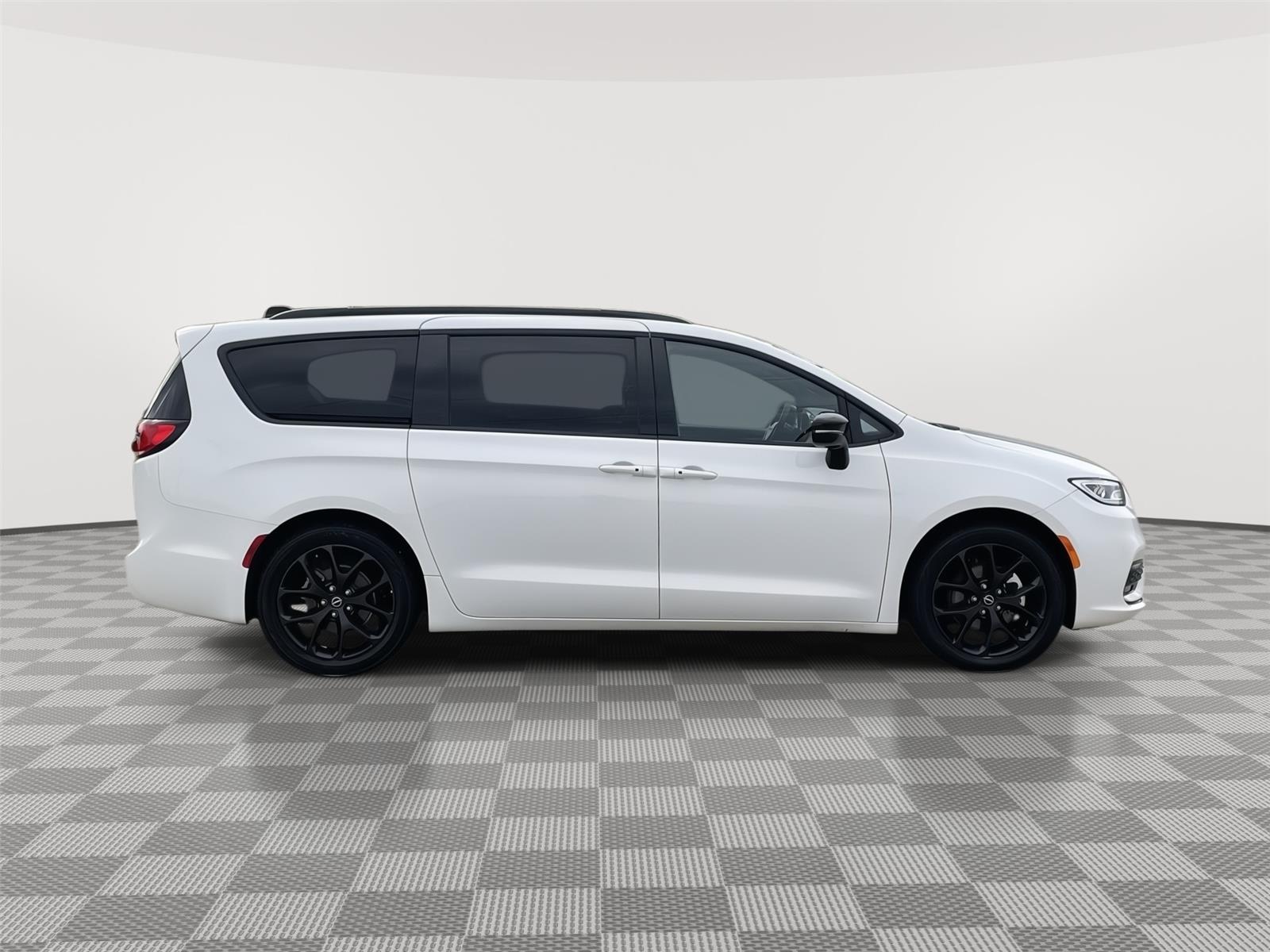 Vehicle photo 6
