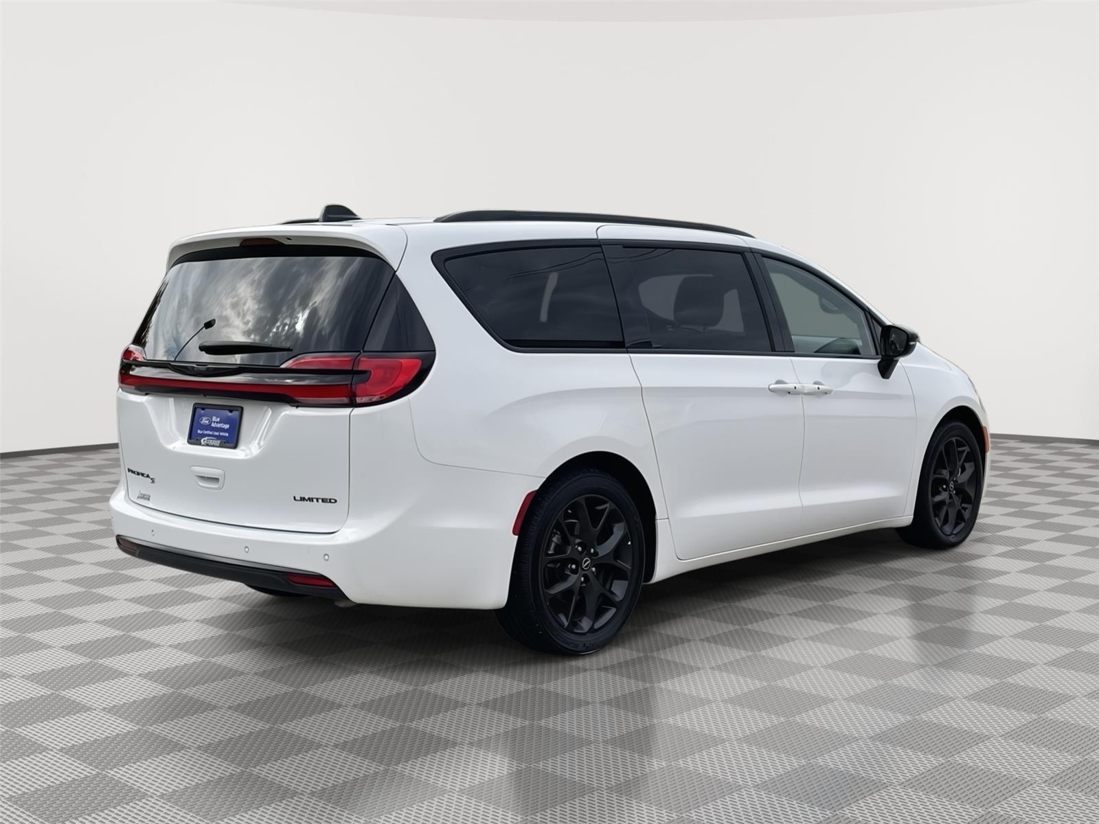 Vehicle photo 7