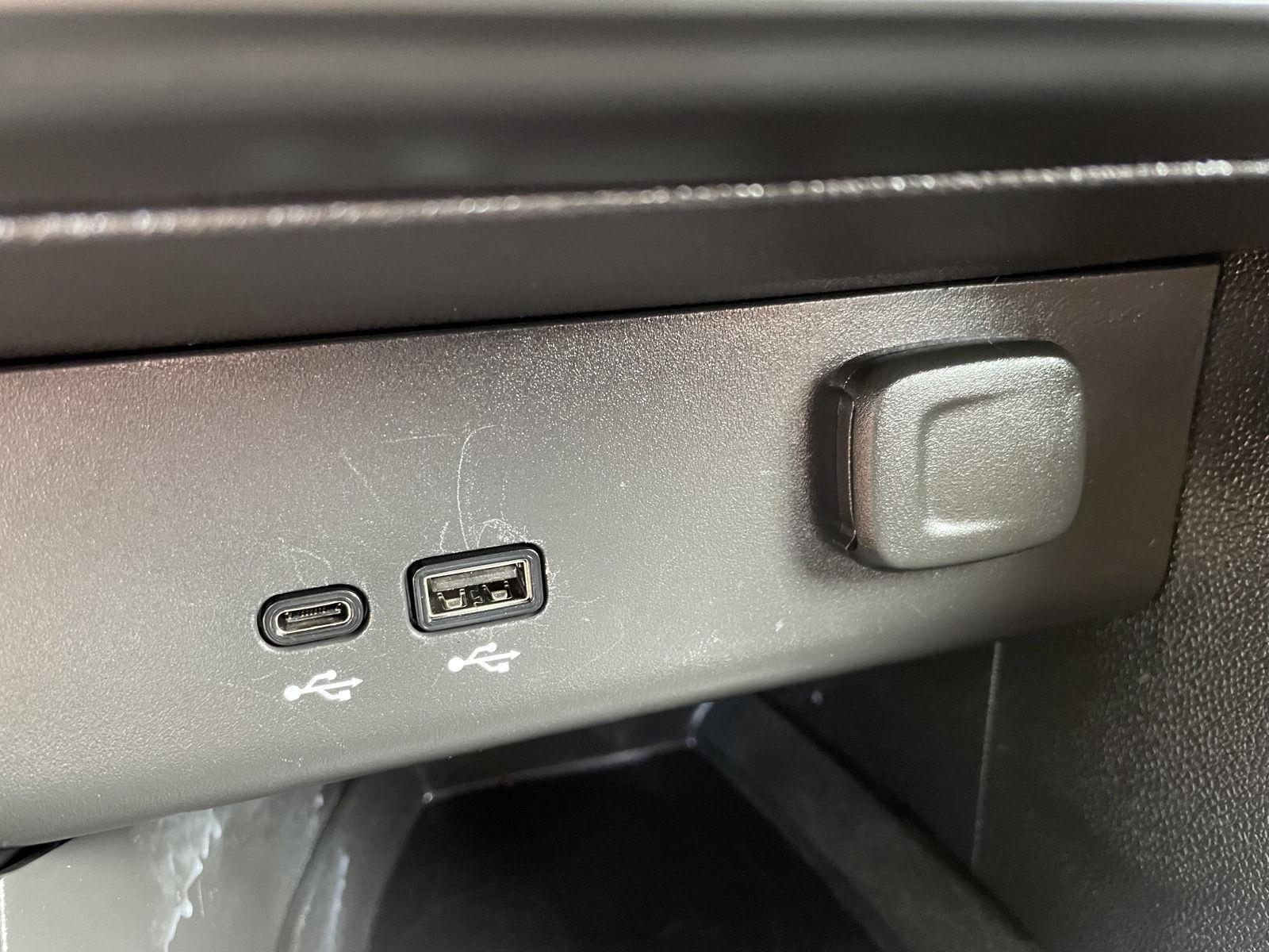 Vehicle photo 27