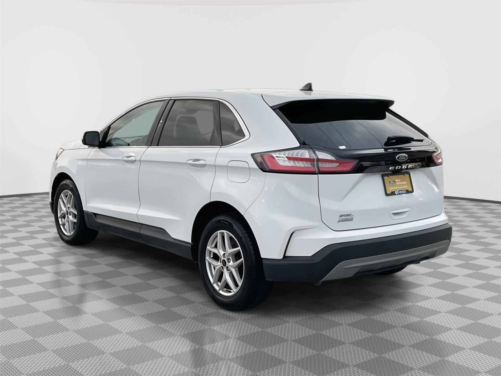 Vehicle photo 9