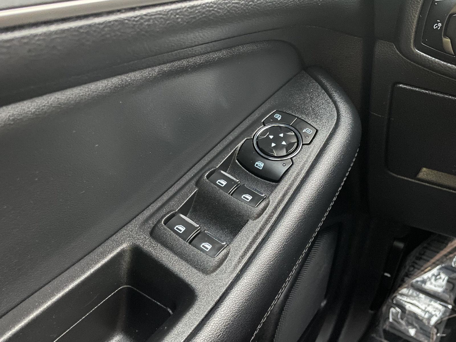 Vehicle photo 14