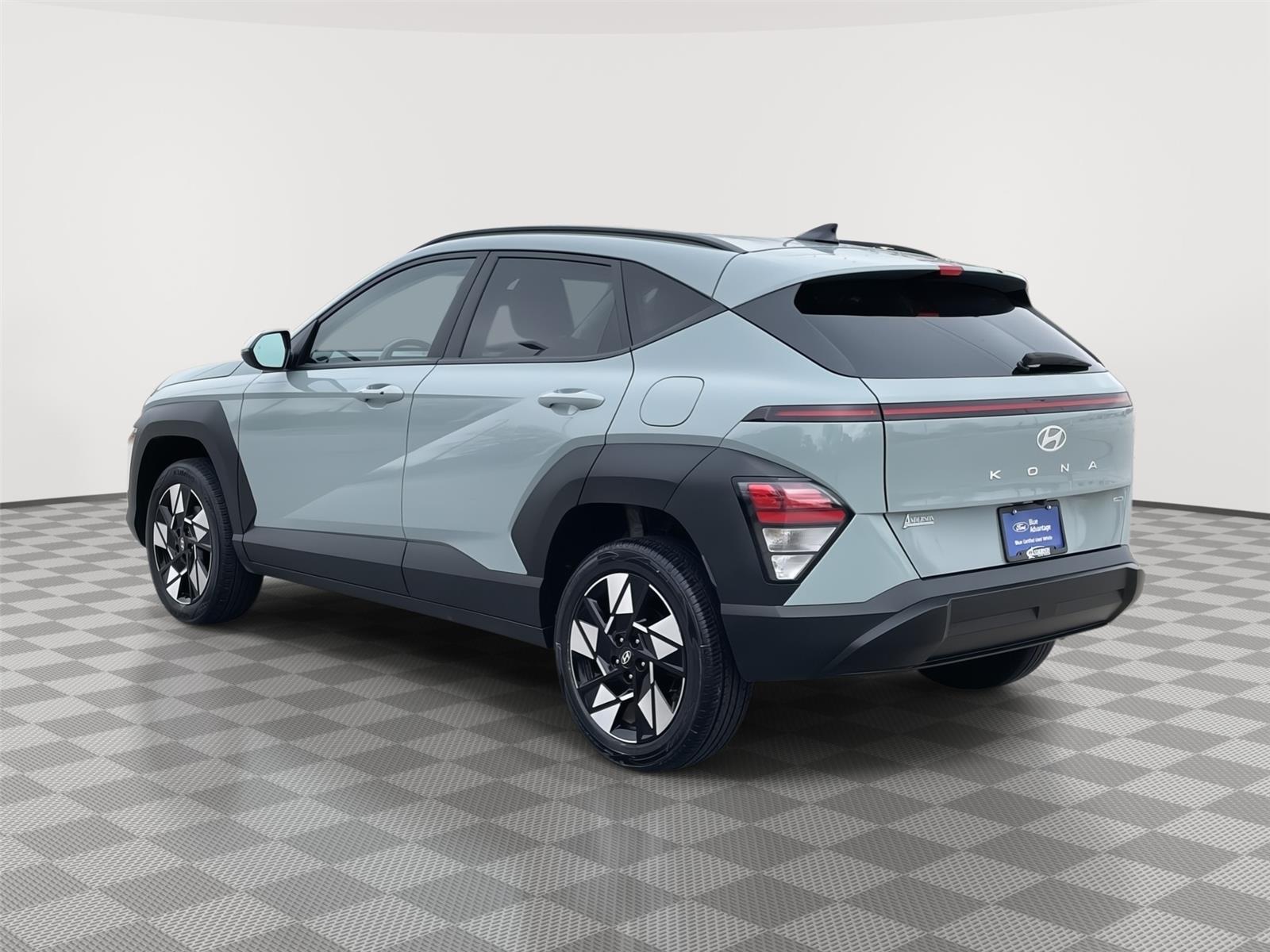 Vehicle photo 9