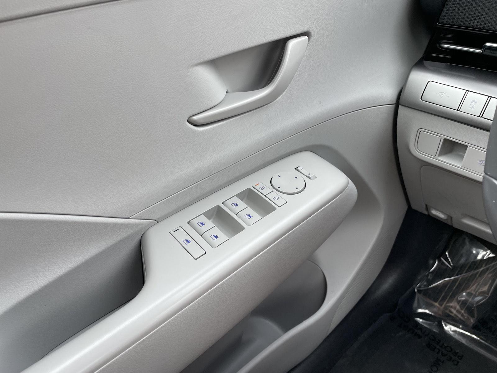 Vehicle photo 25