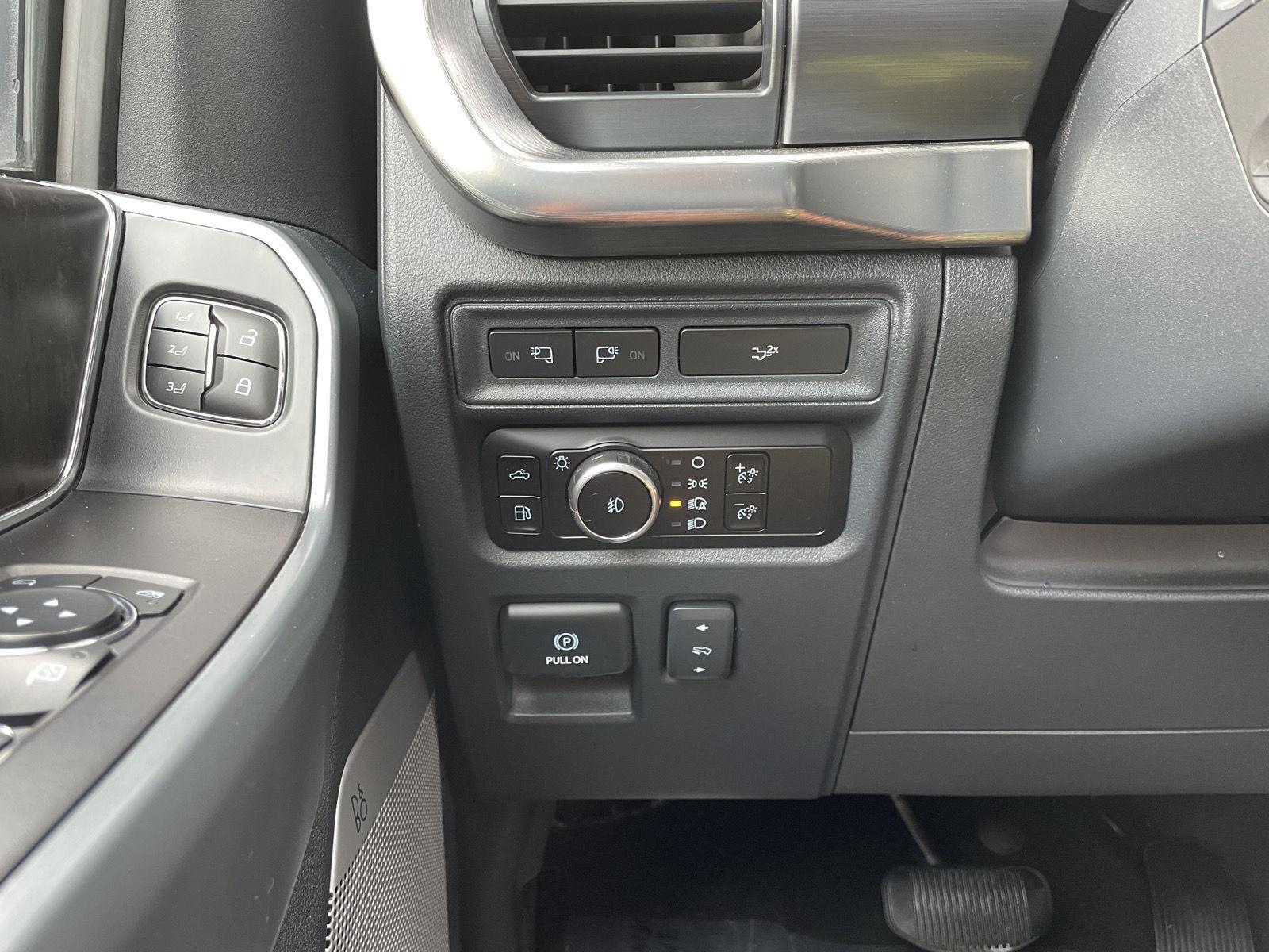 Vehicle photo 16