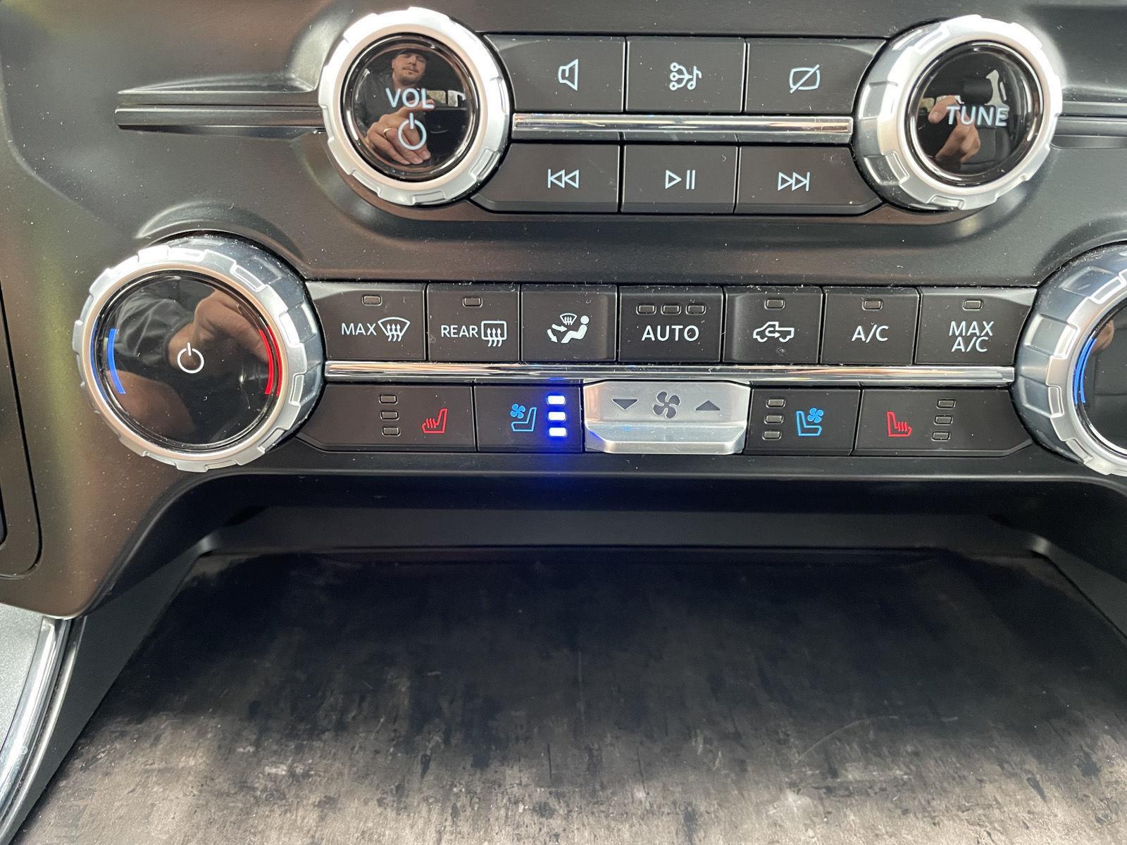 Vehicle photo 30