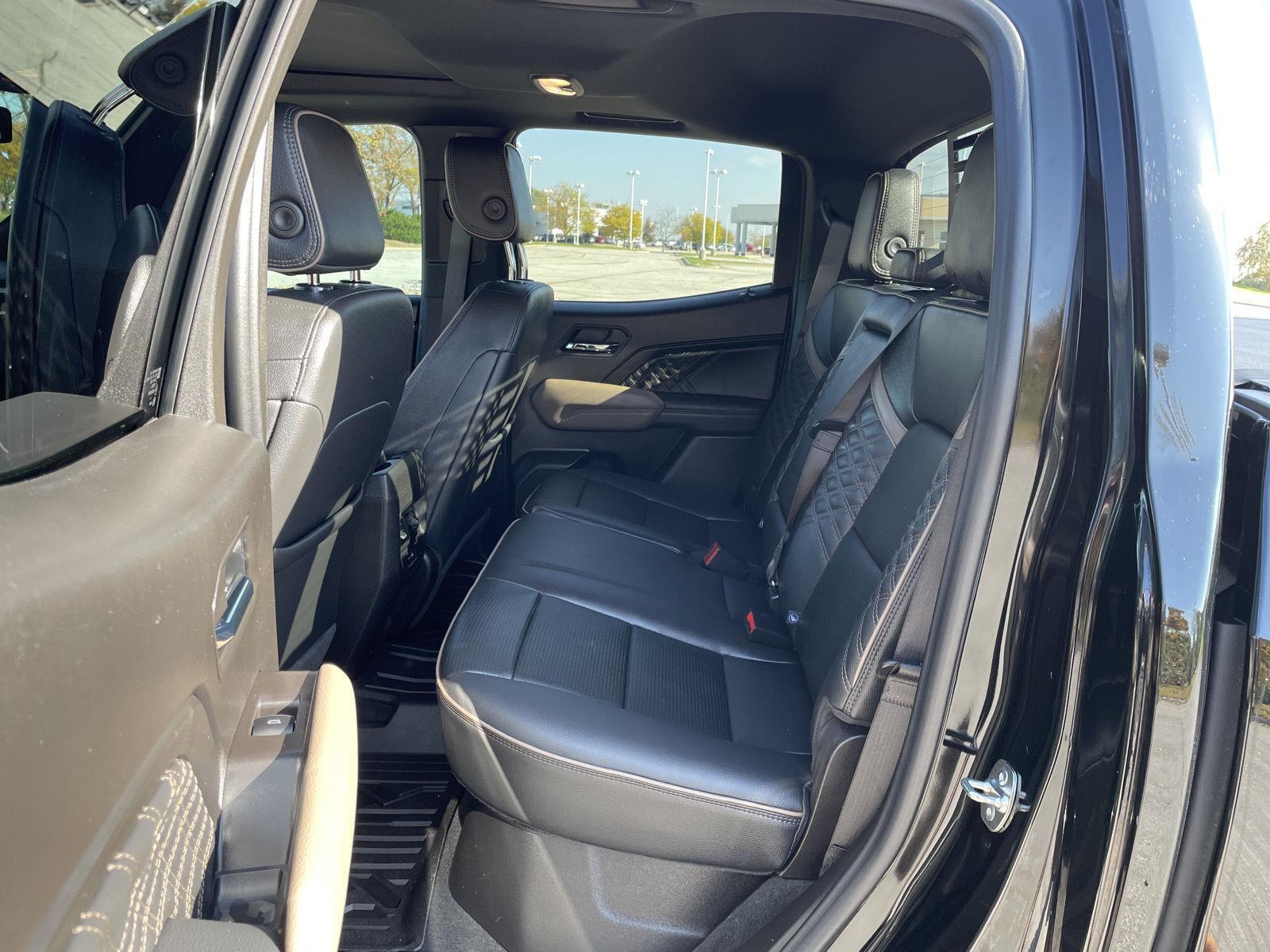 Vehicle photo 19