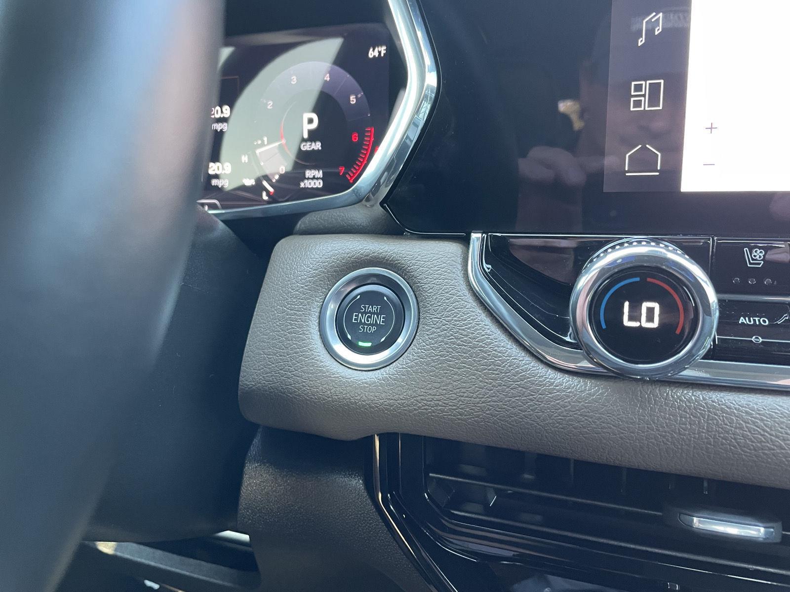 Vehicle photo 25