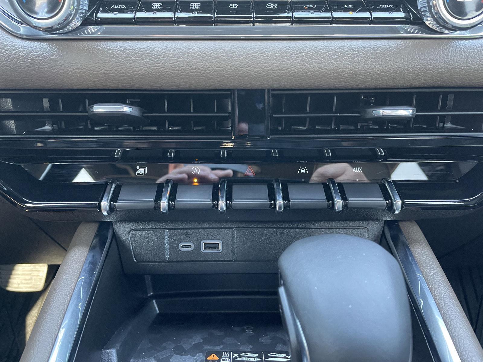 Vehicle photo 30