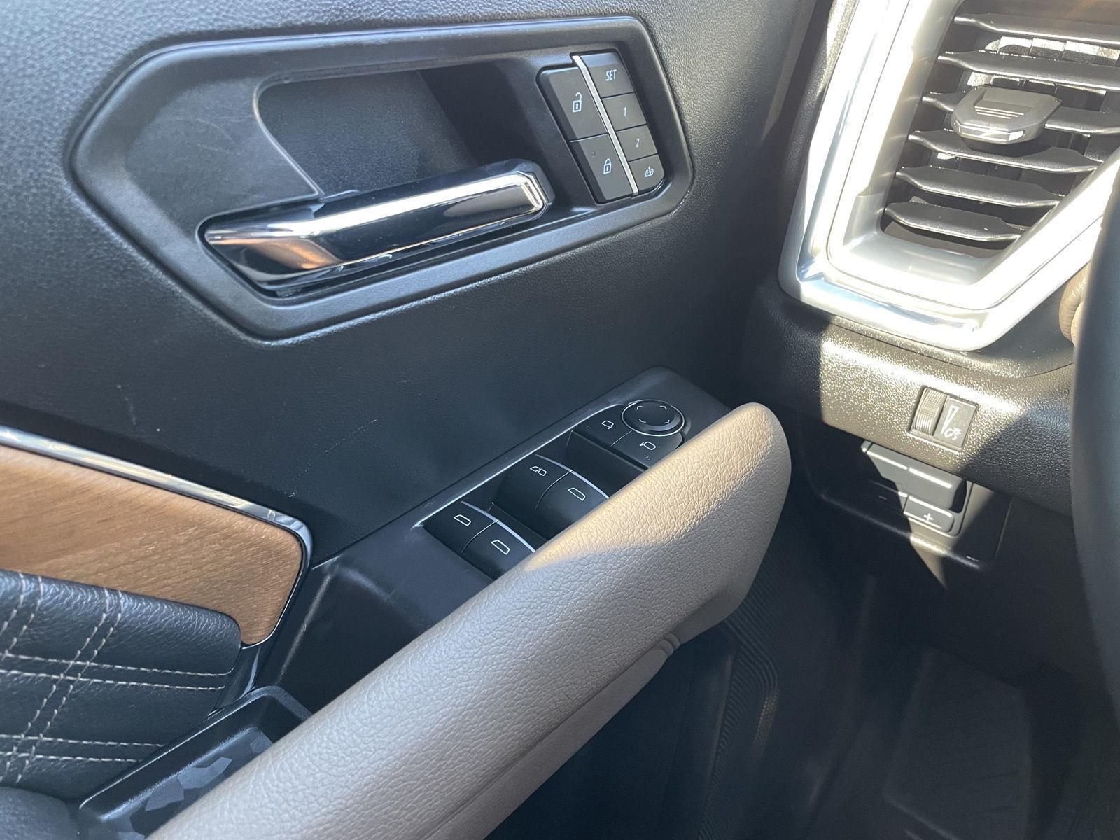 Vehicle photo 32