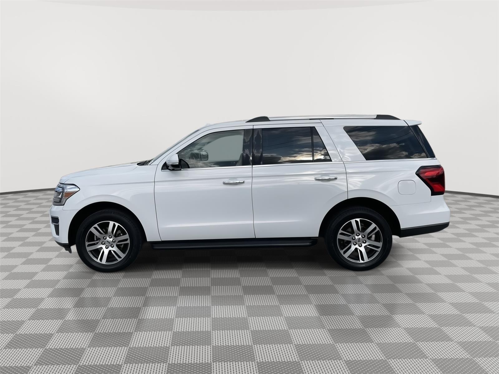 Vehicle photo 2