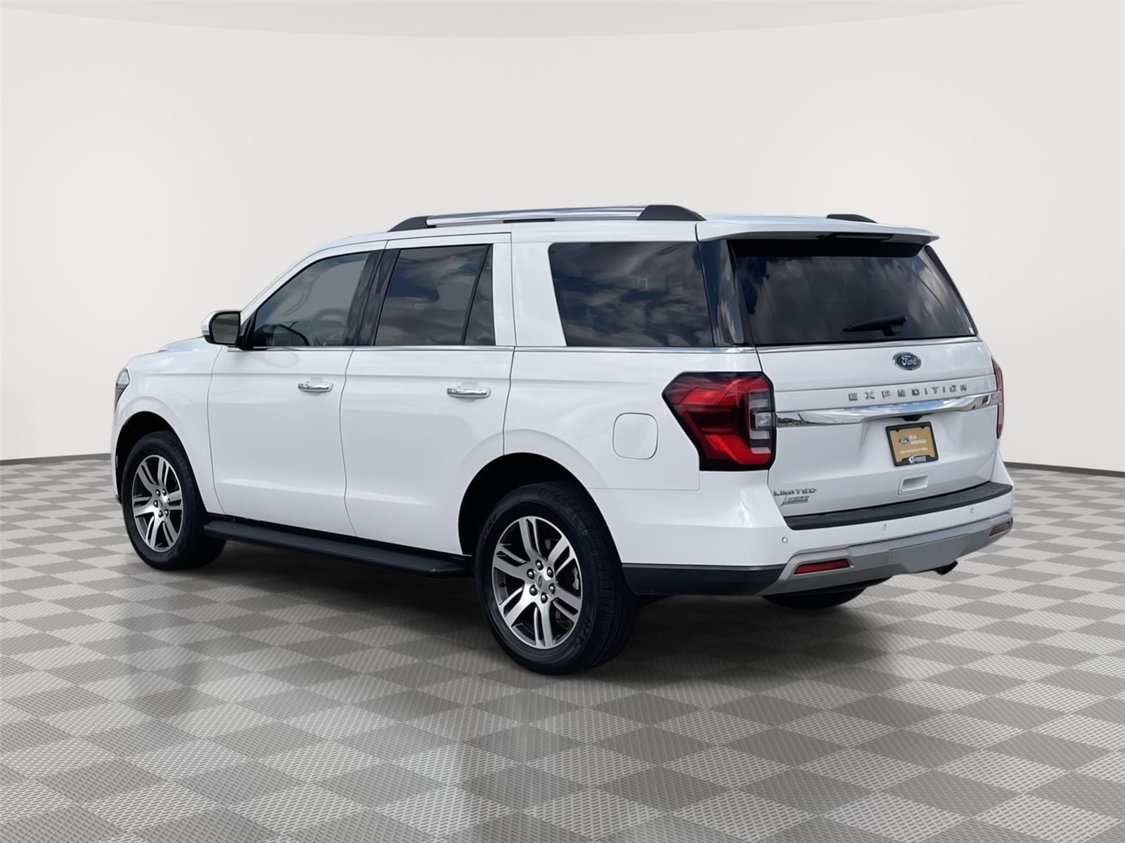 Vehicle photo 9