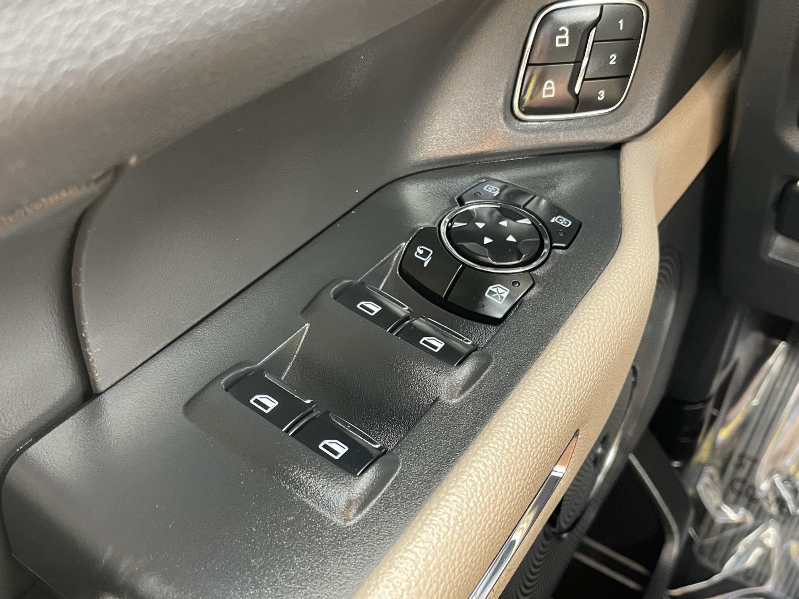 Vehicle photo 17