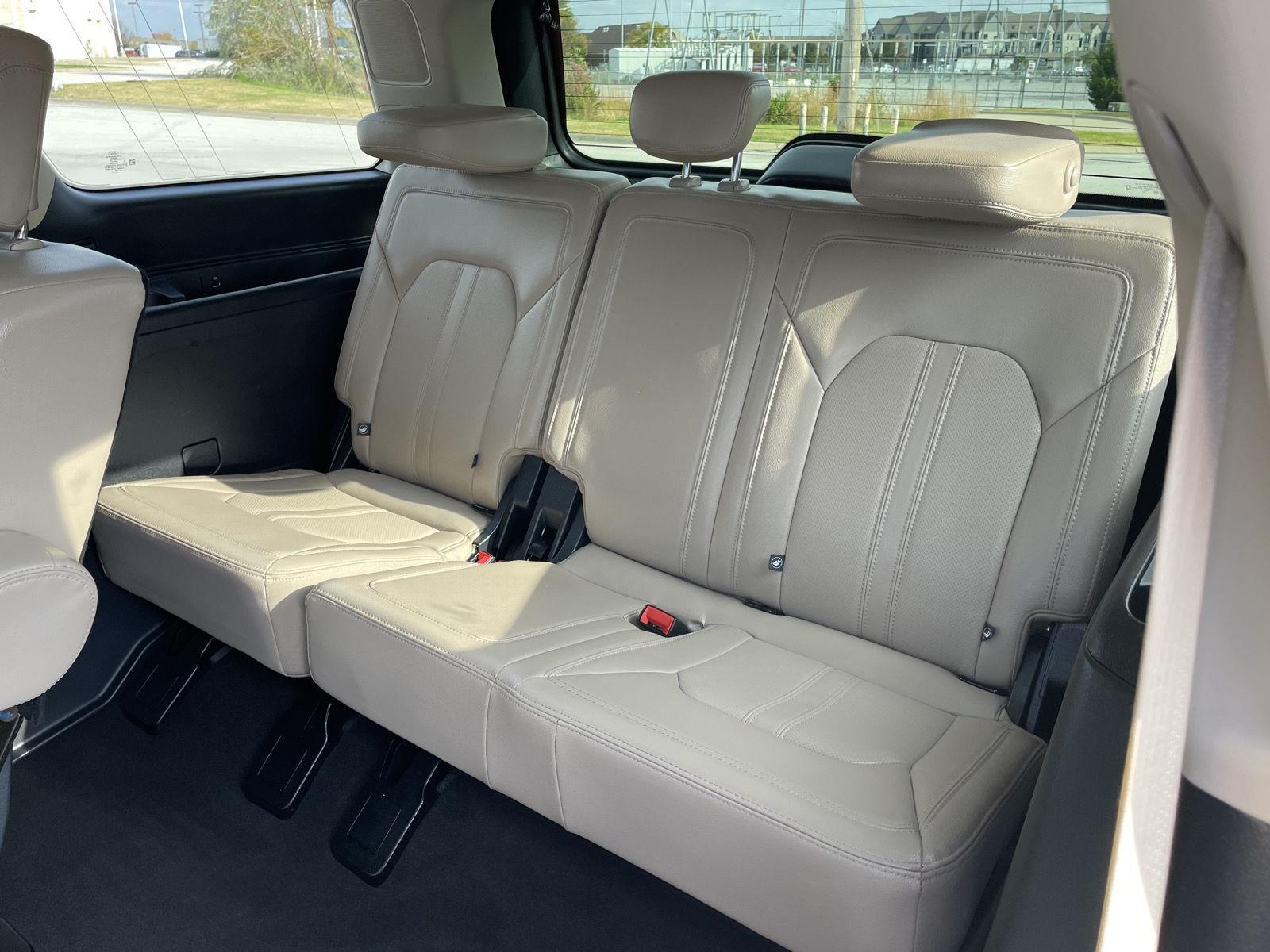 Vehicle photo 26