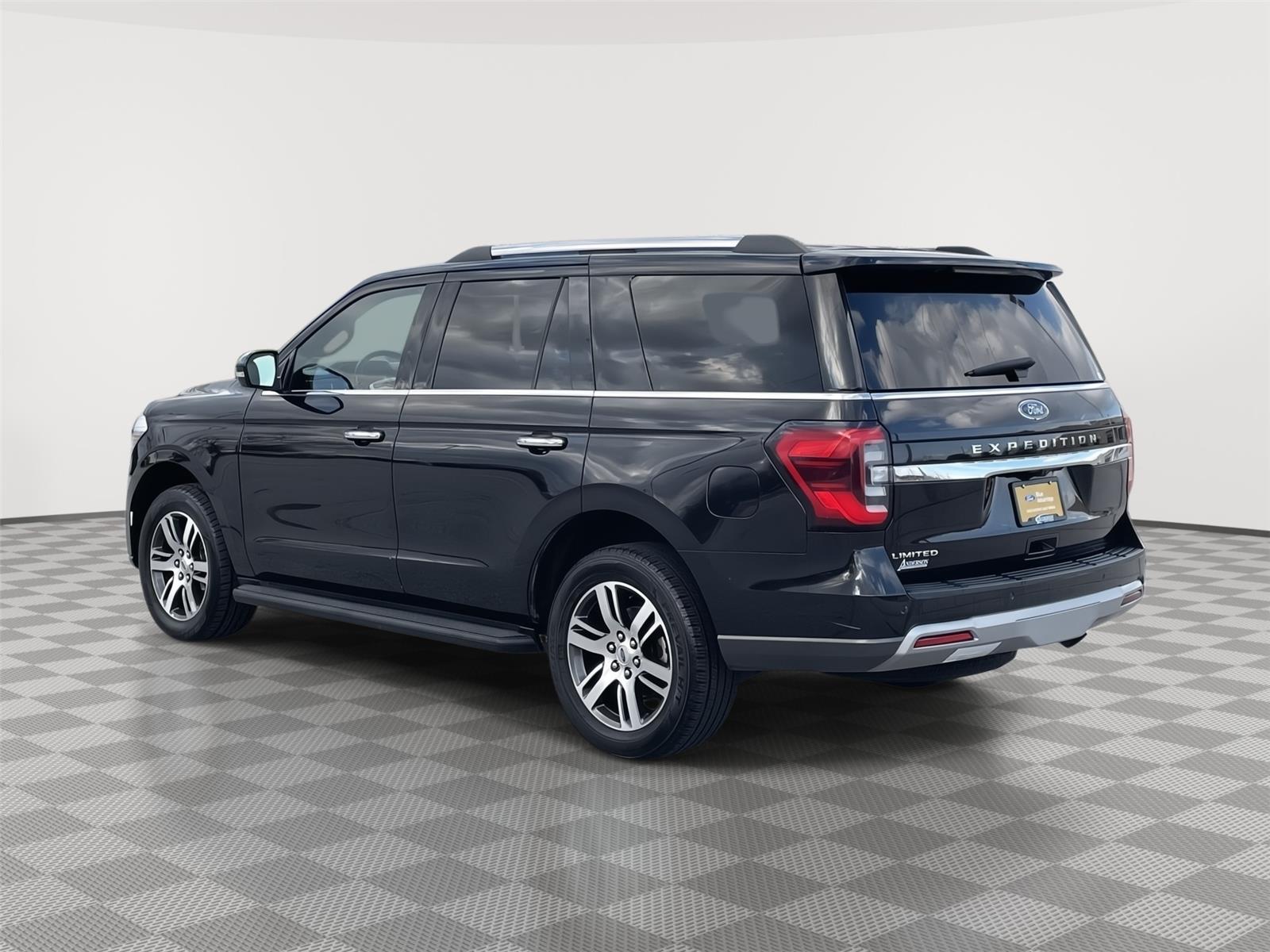 Vehicle photo 9