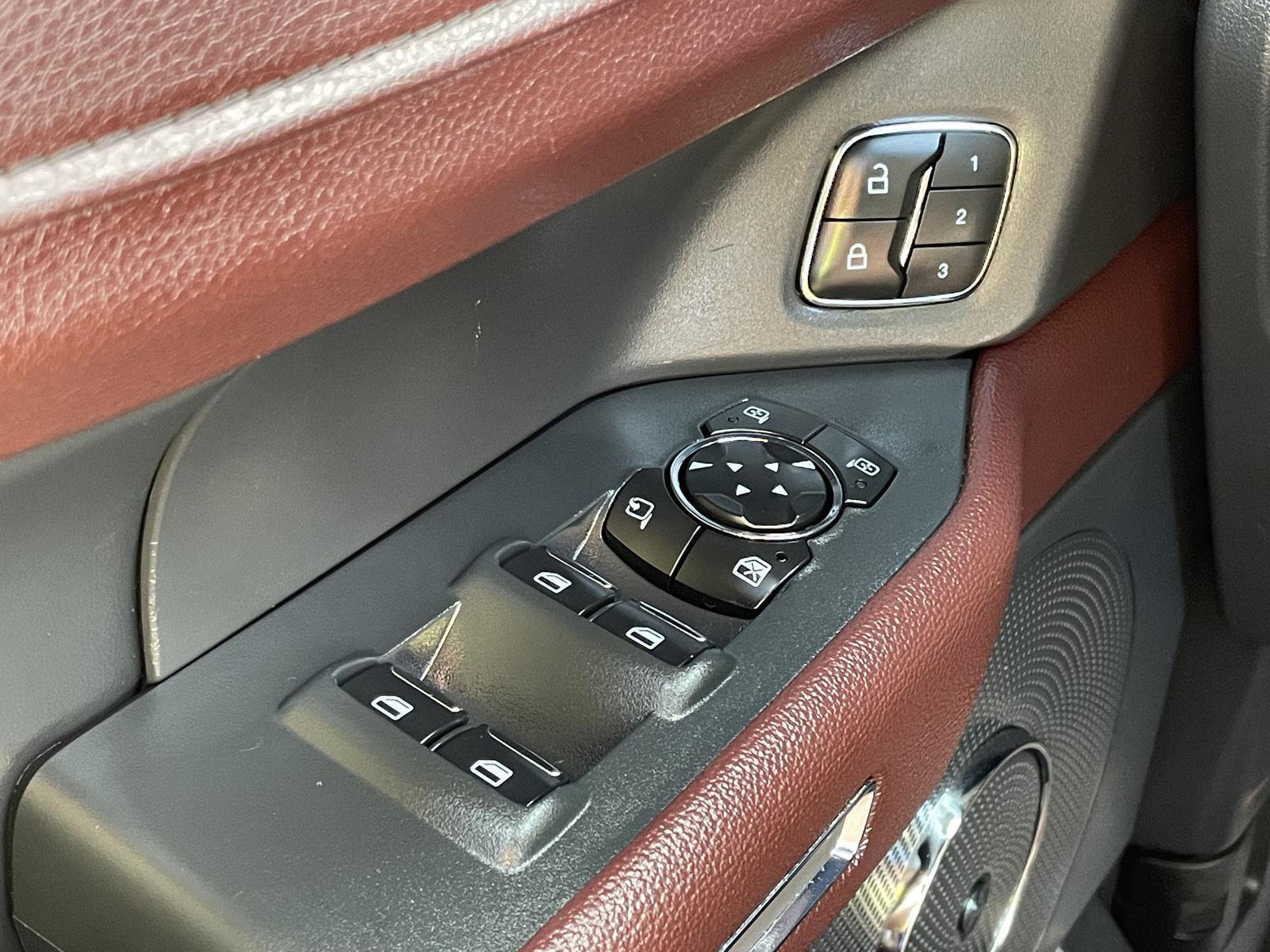 Vehicle photo 16