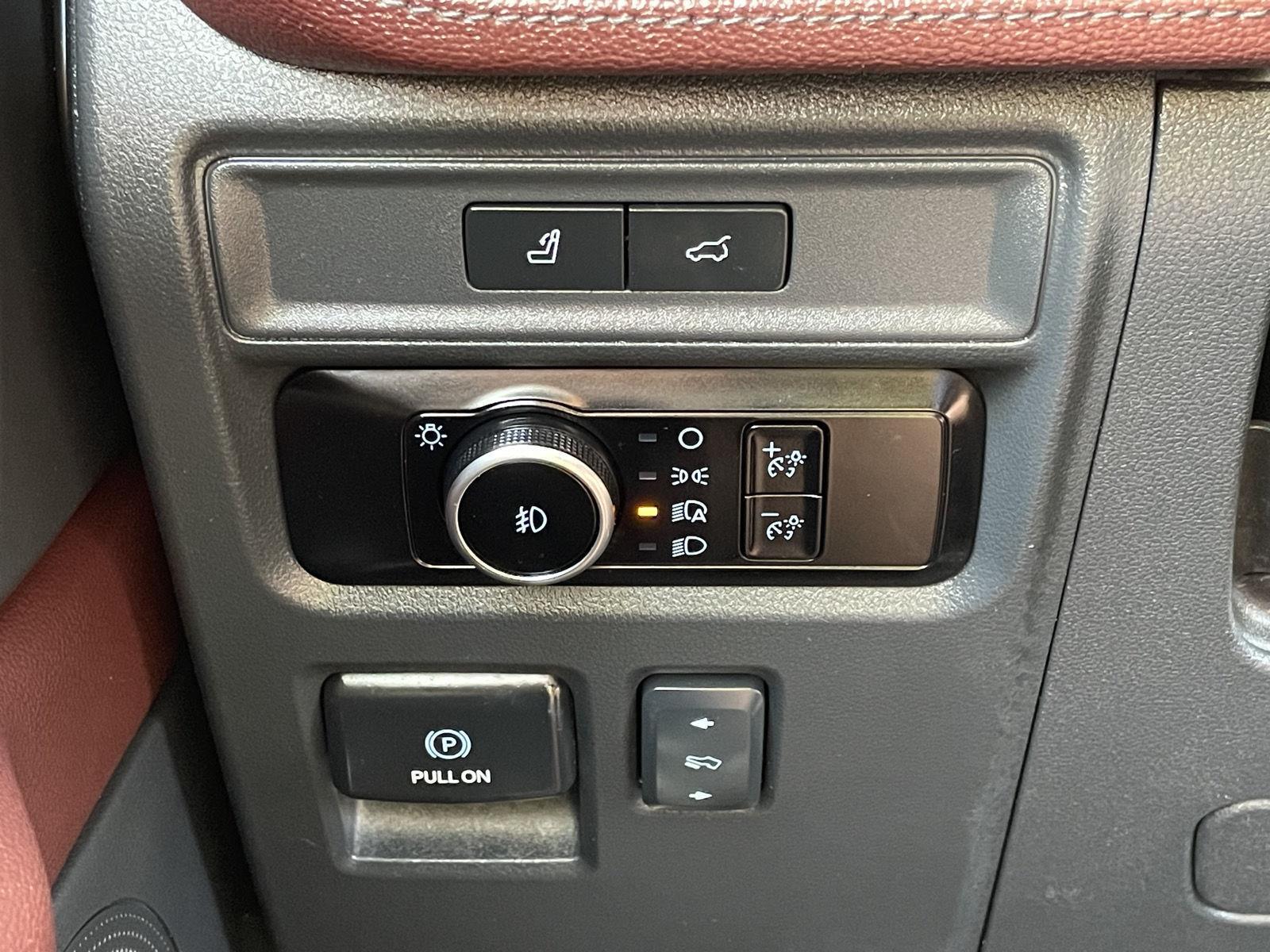 Vehicle photo 17