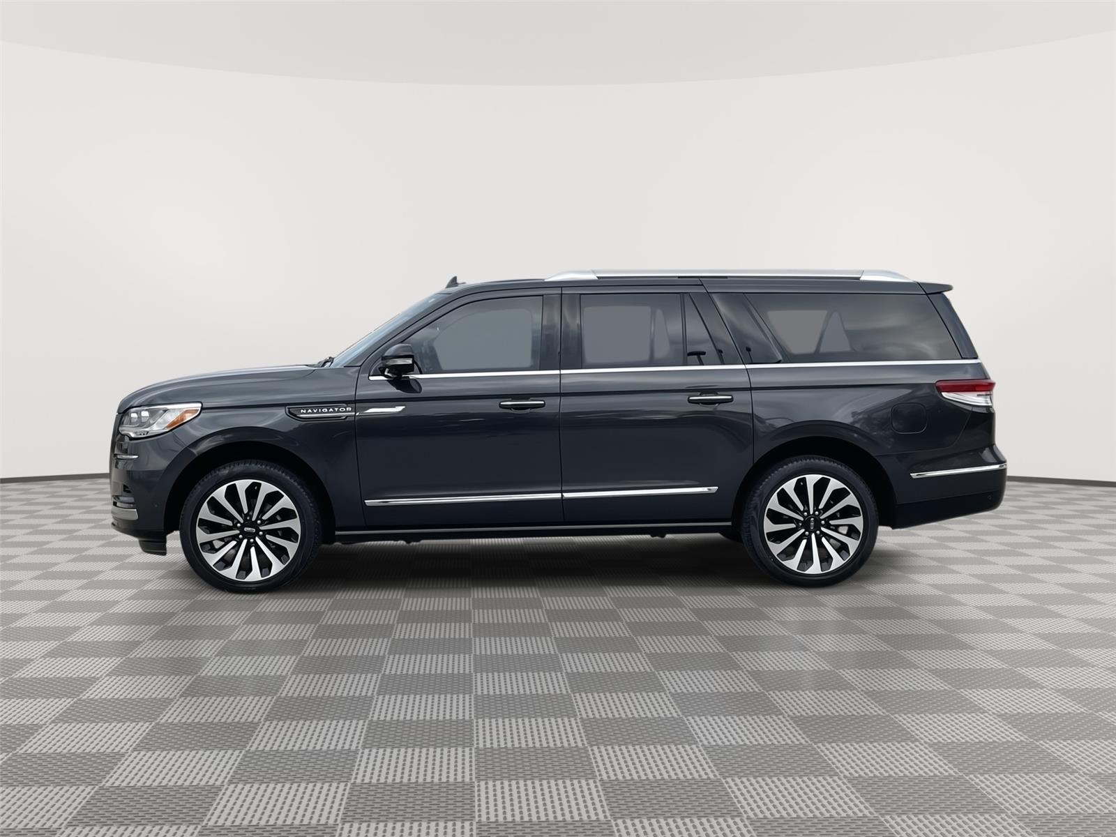 Vehicle photo 2