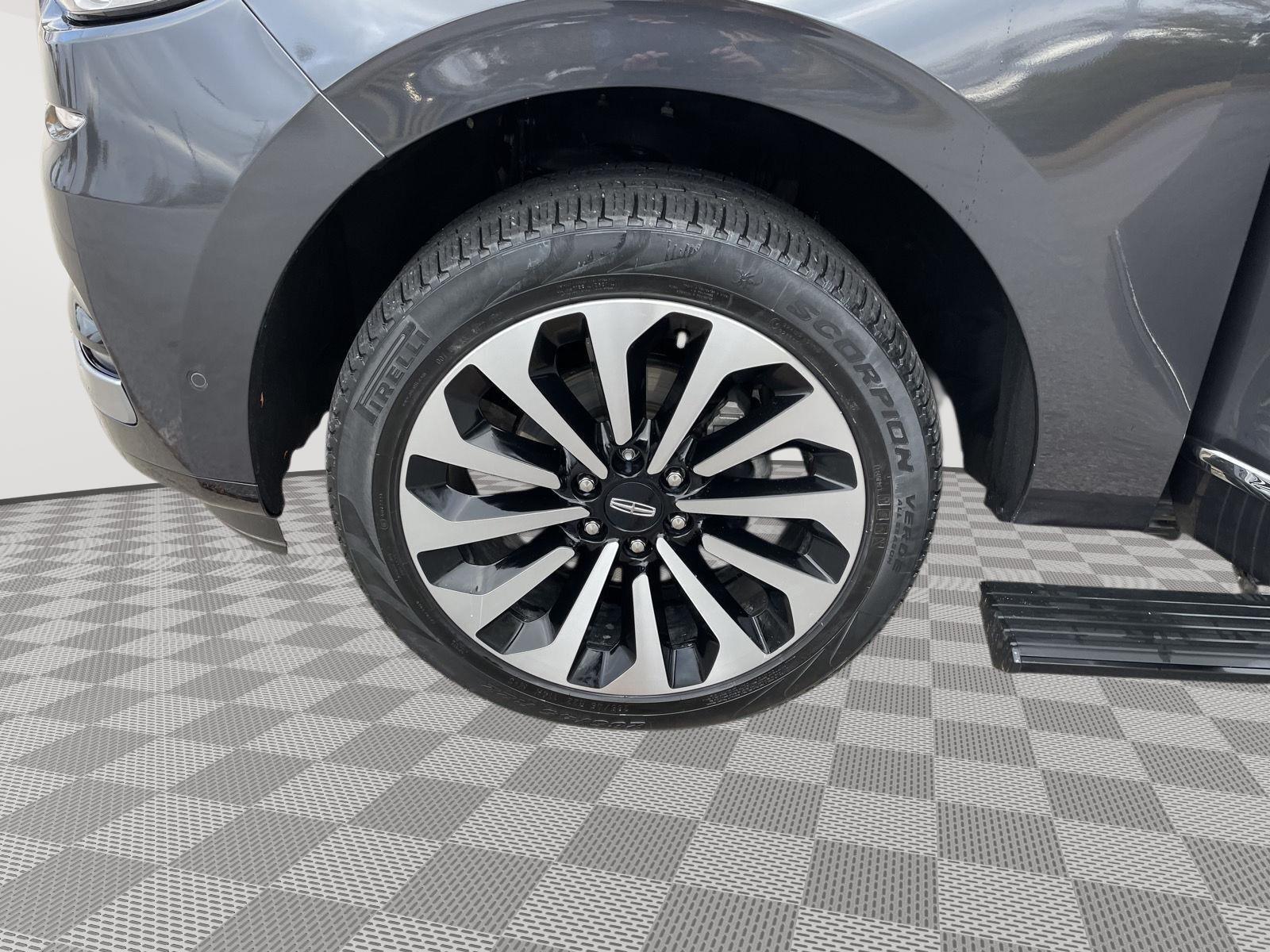 Vehicle photo 10