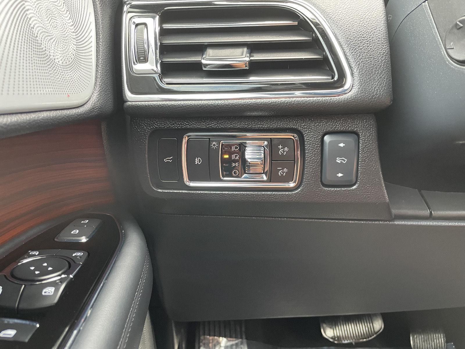 Vehicle photo 15
