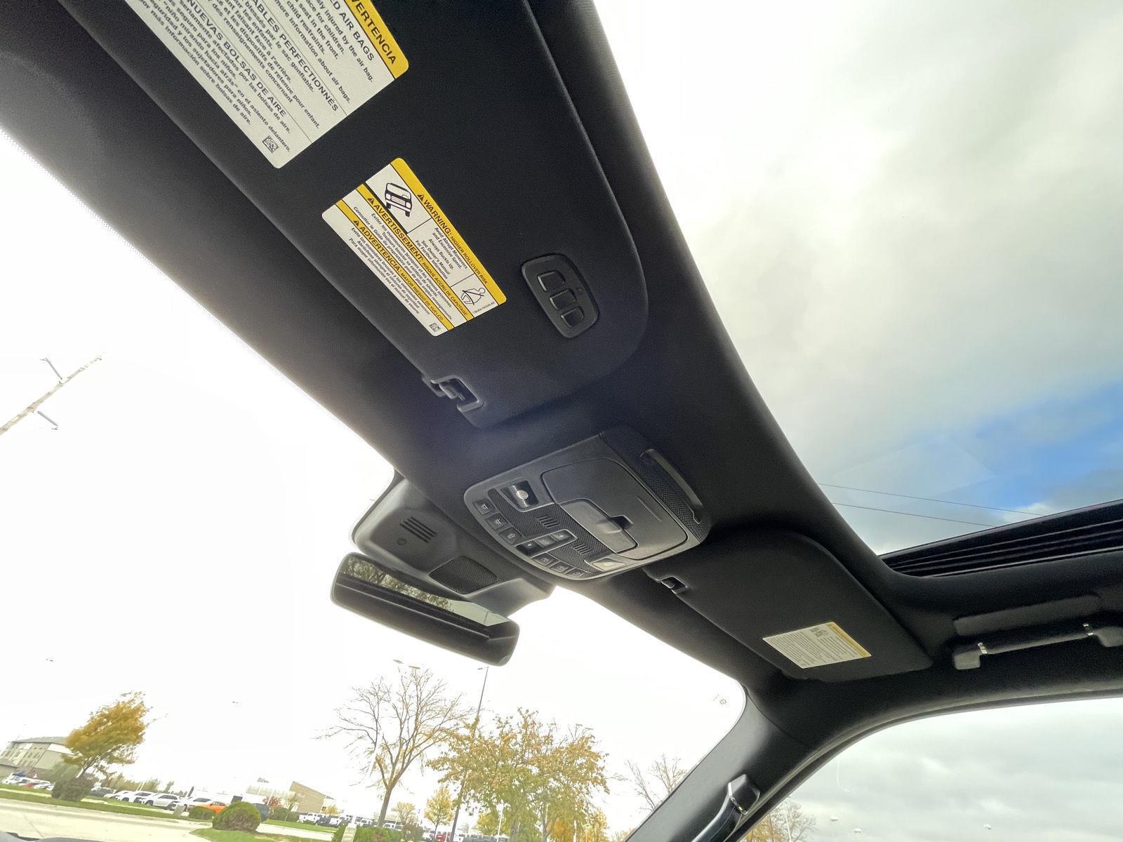 Vehicle photo 23