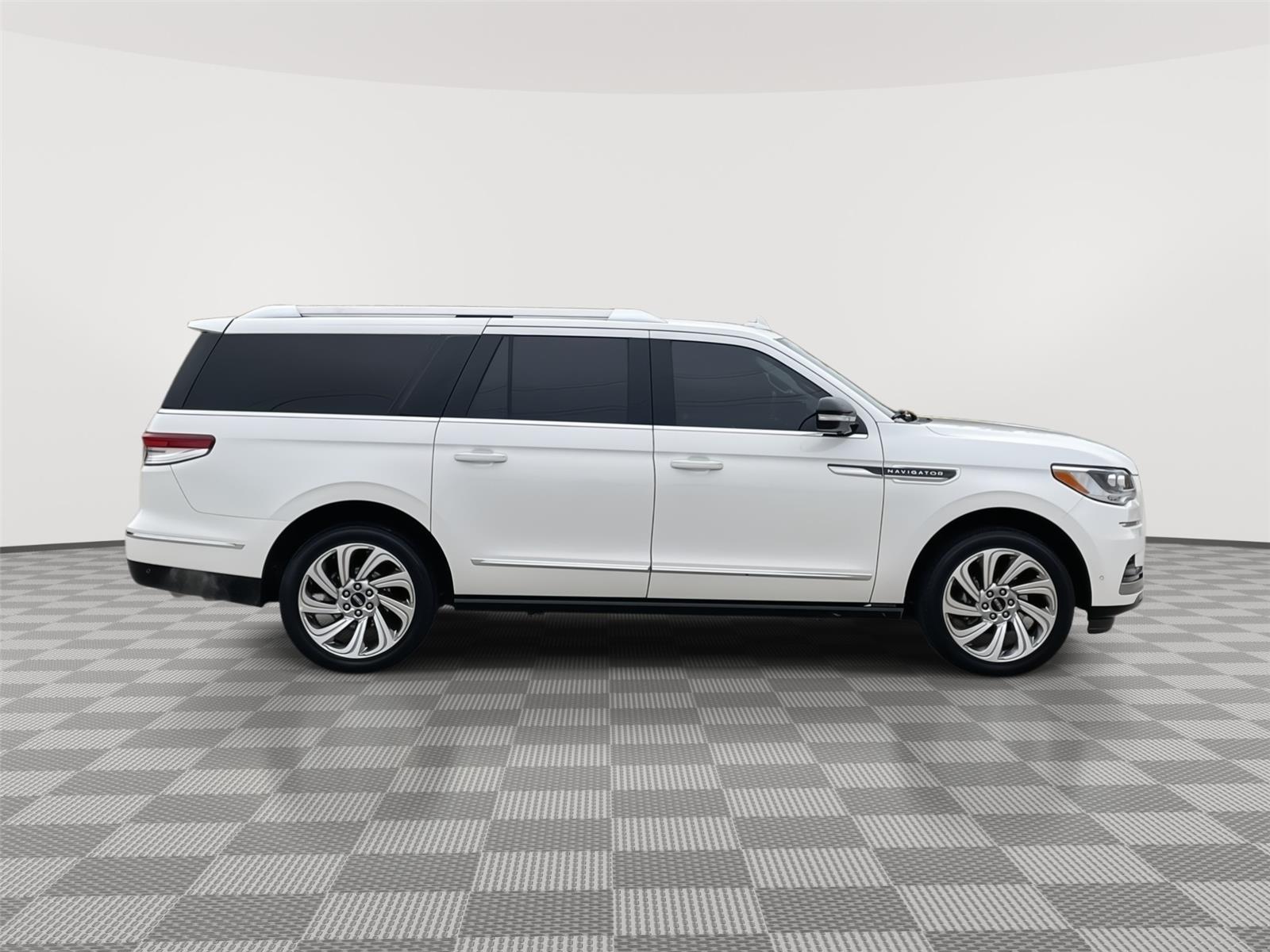 Vehicle photo 6