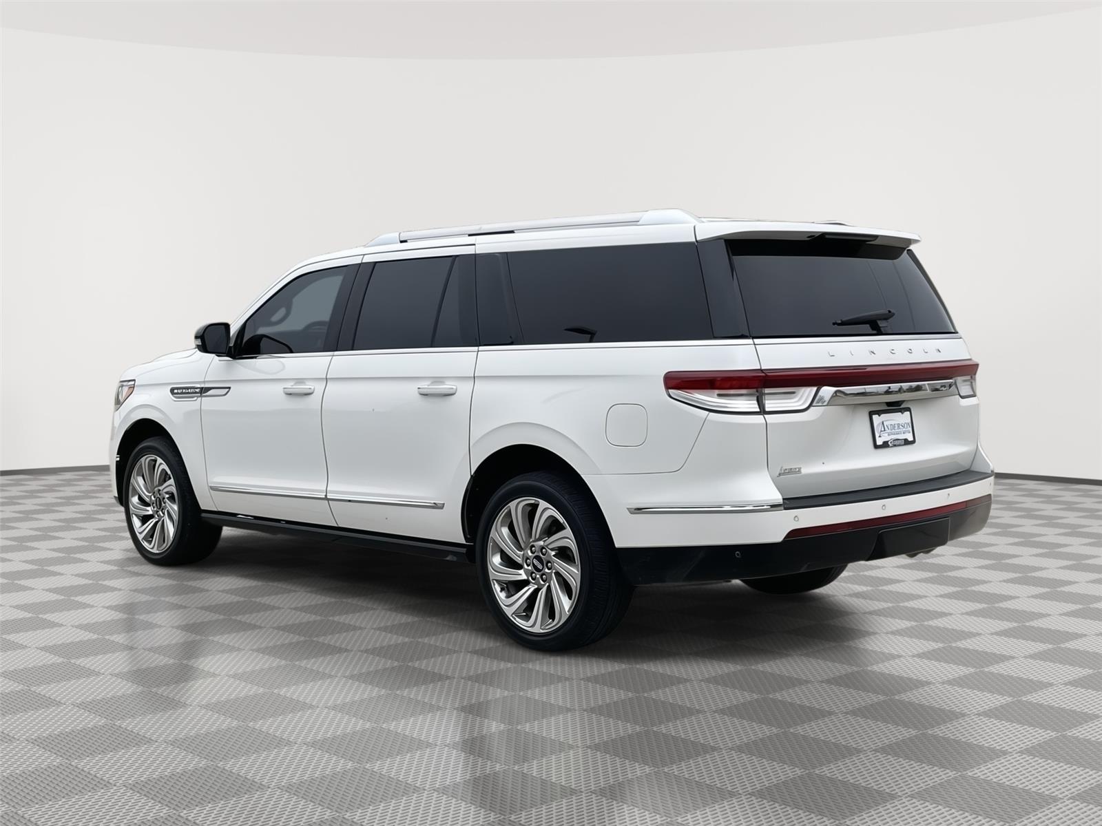 Vehicle photo 9