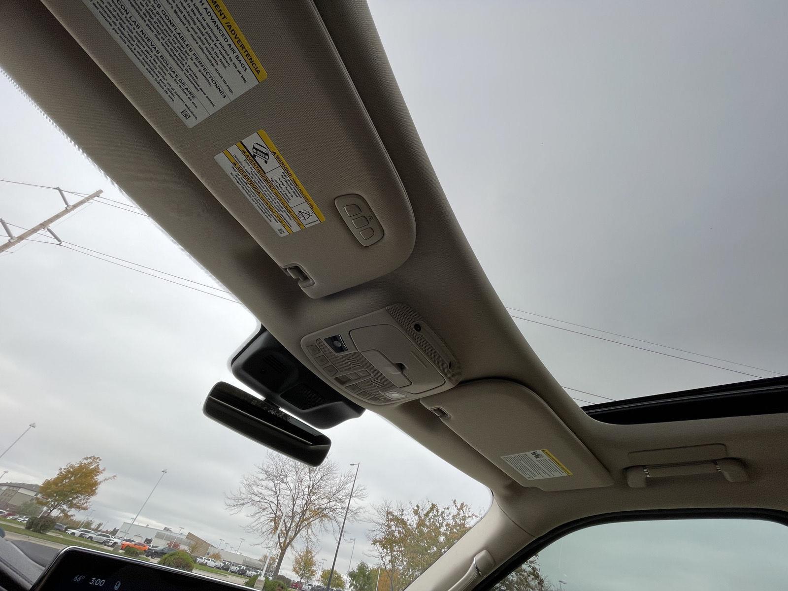 Vehicle photo 23