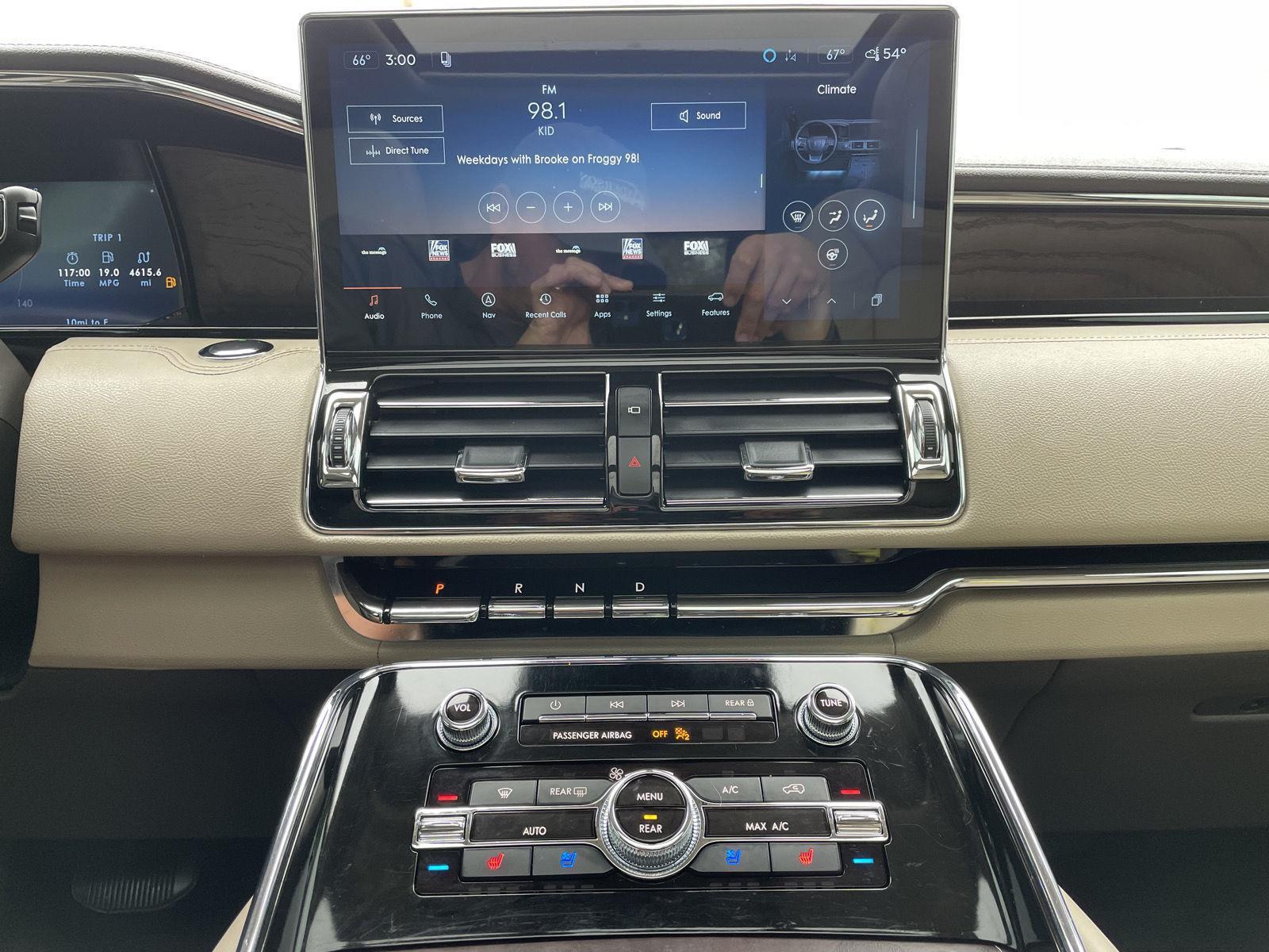 Vehicle photo 25
