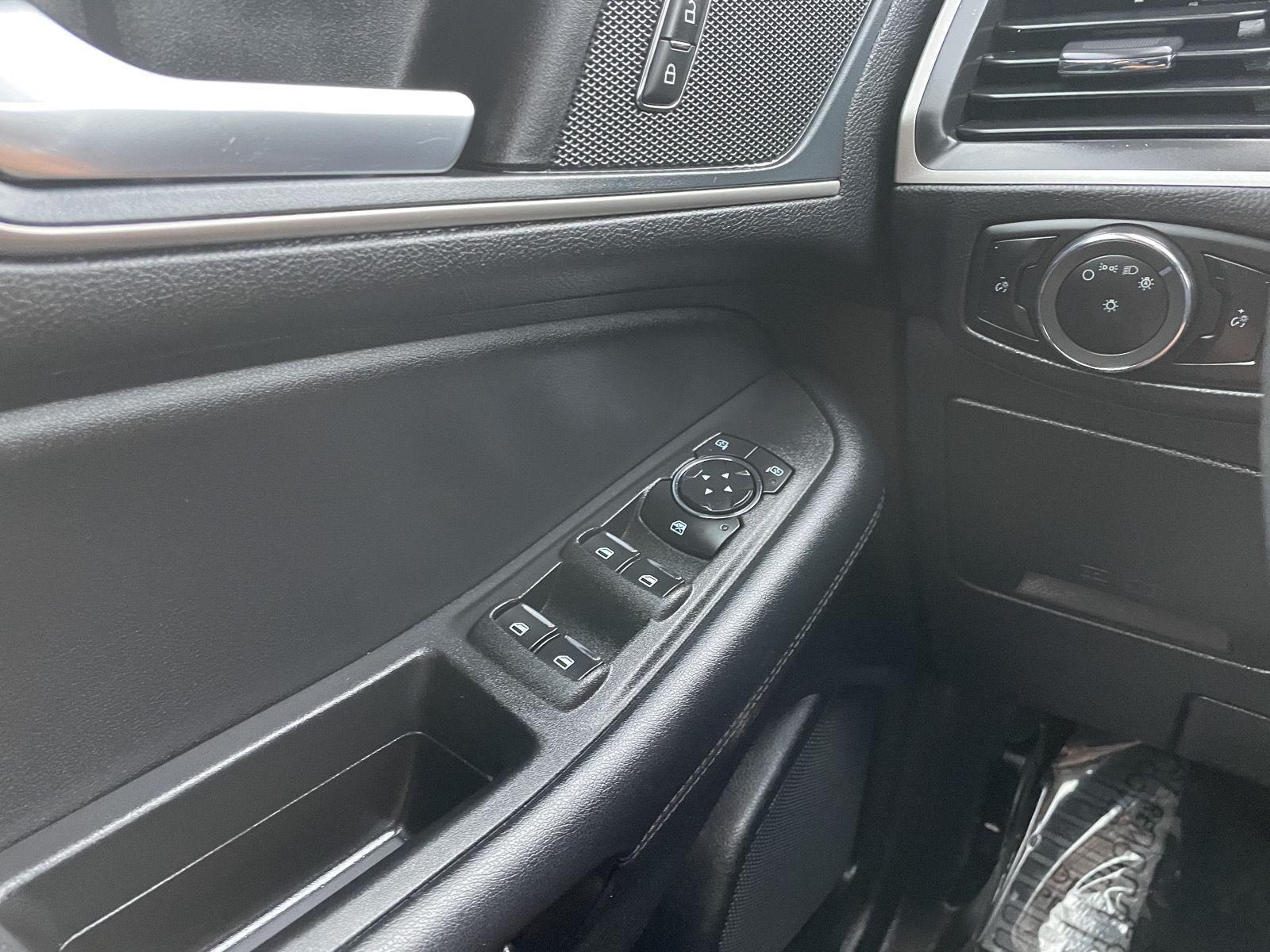 Vehicle photo 28
