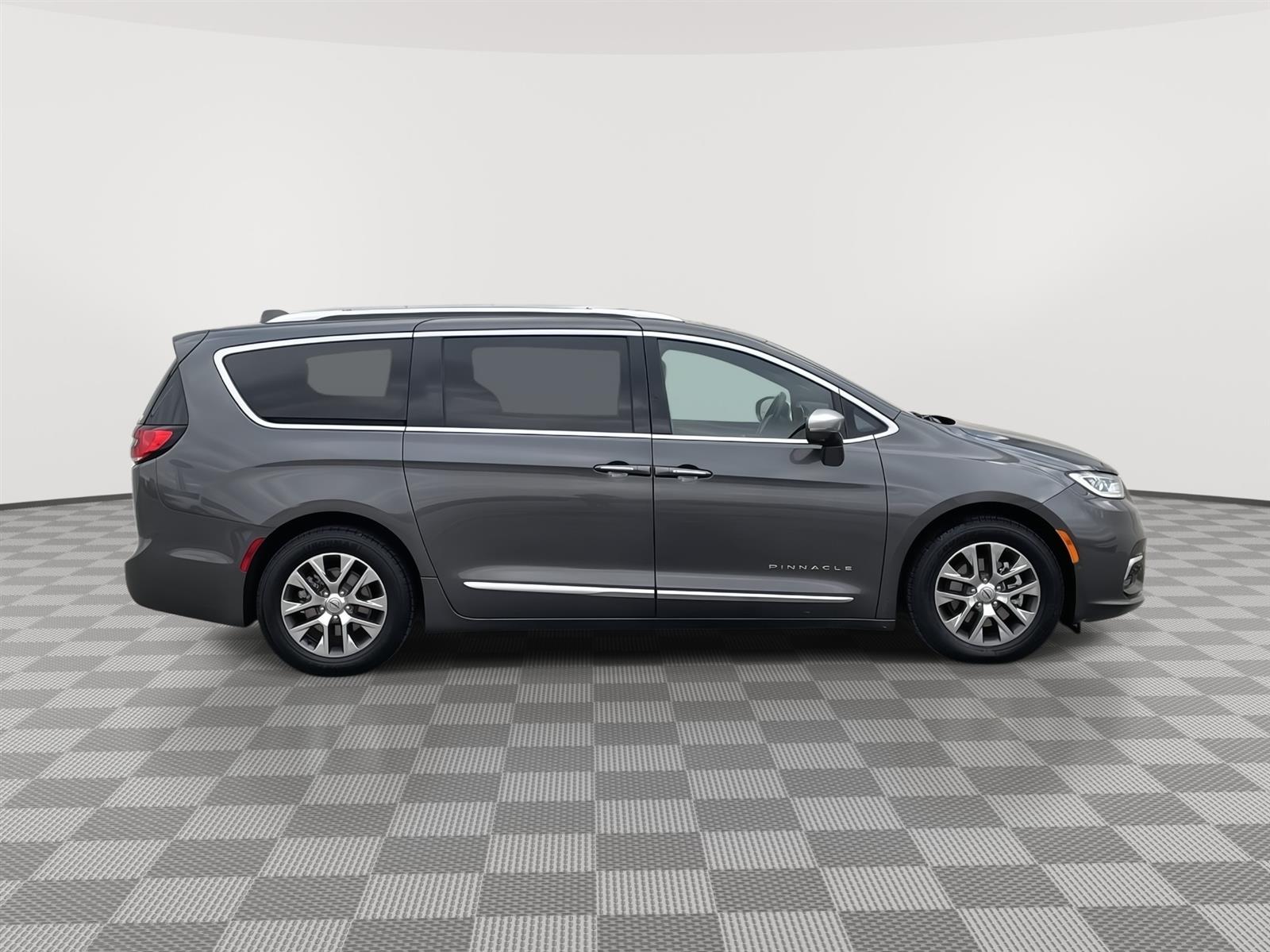 Used 2021 Chrysler Pacifica Hybrid Pinnacle Minivans for sale in Lincoln NE