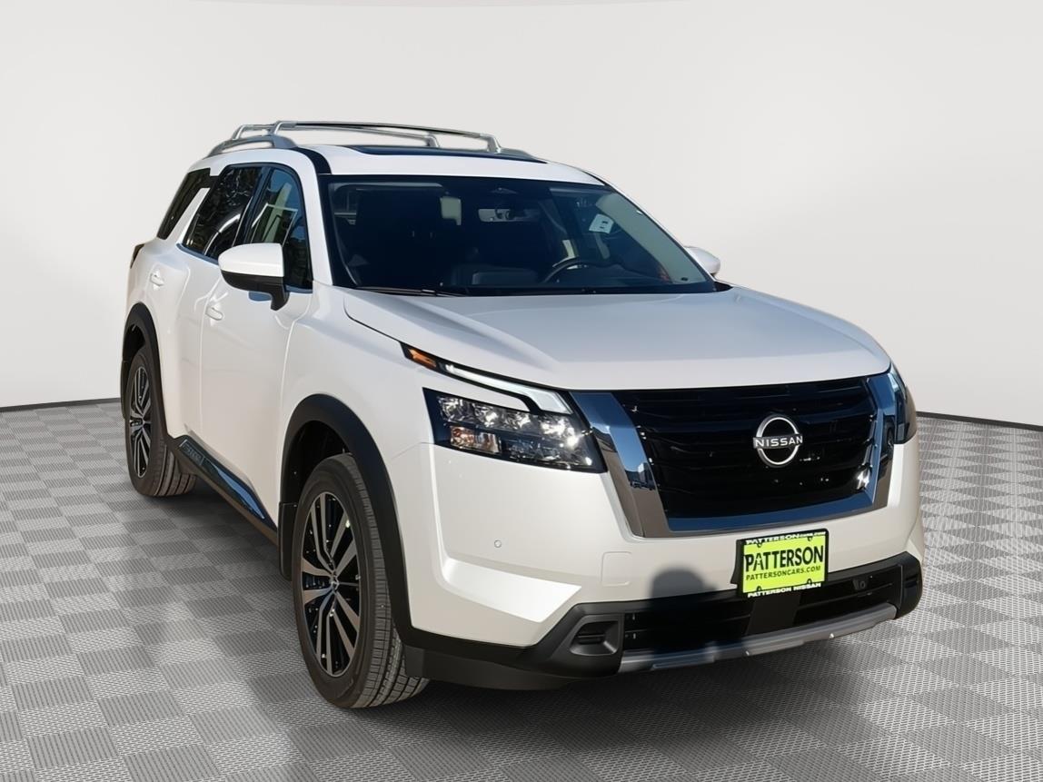 2025 Nissan Pathfinder Platinum's photo